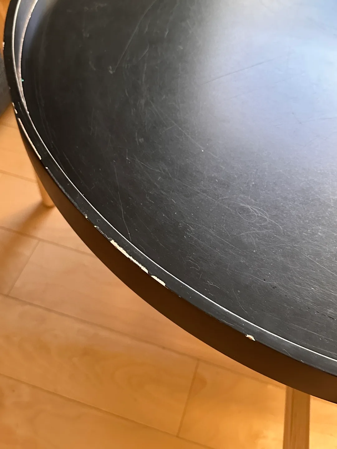 Round Black Coffee Table with Light Wood Legs image indicator(2)