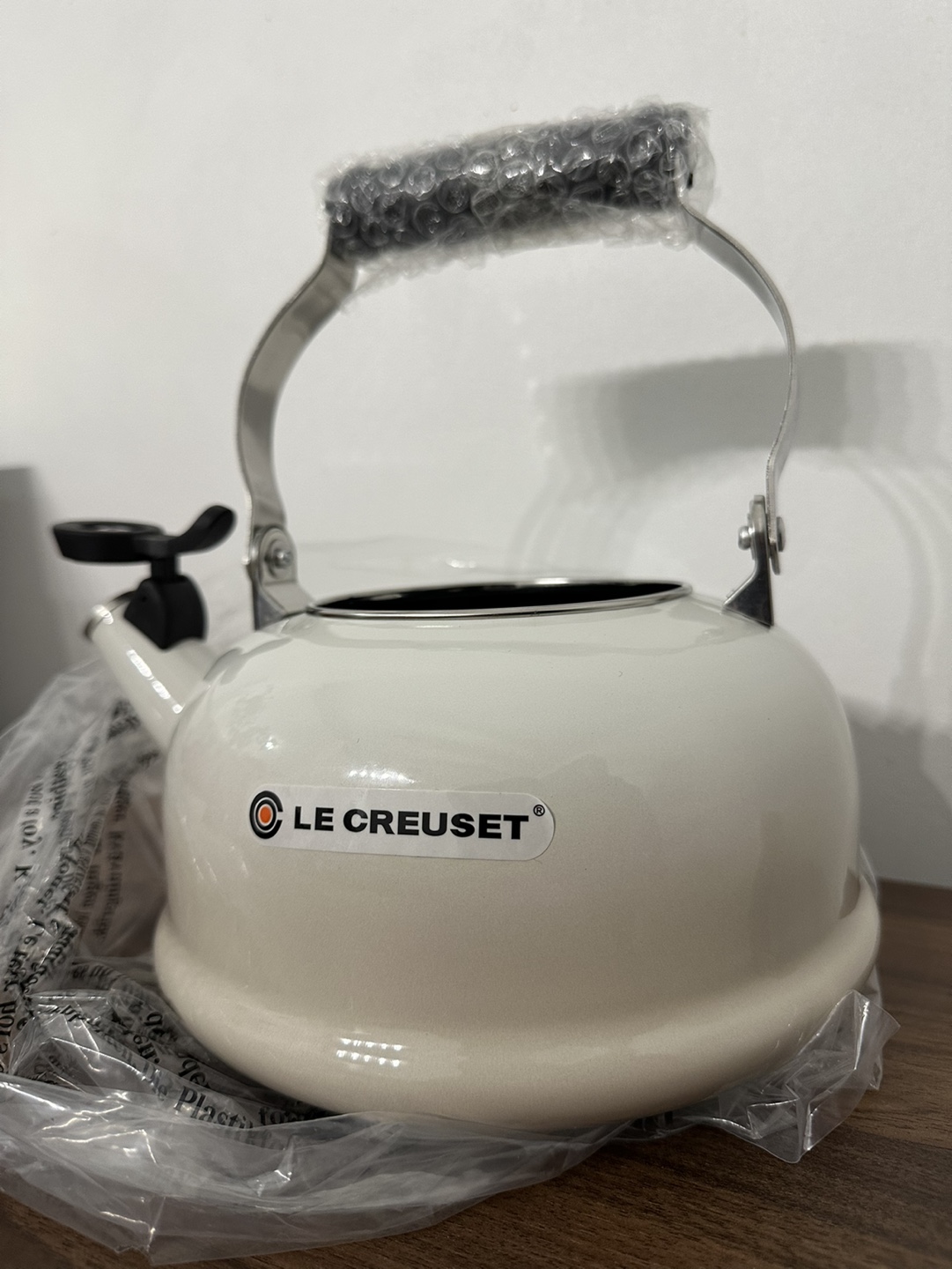 Le Creuset 1.7L Kettle - merengue colour White