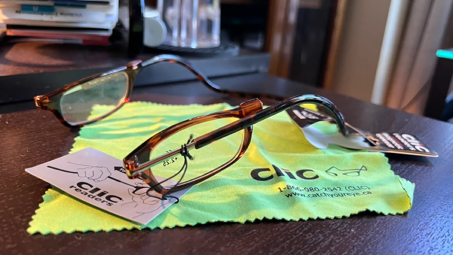 Clic Readers Magnetic Eyeglasses +2.25 Medium image indicator(2)