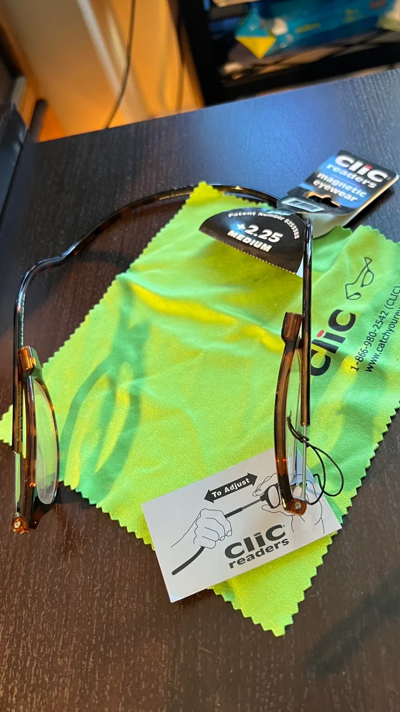 Clic Readers Magnetic Eyeglasses +2.25 Medium image indicator(3)