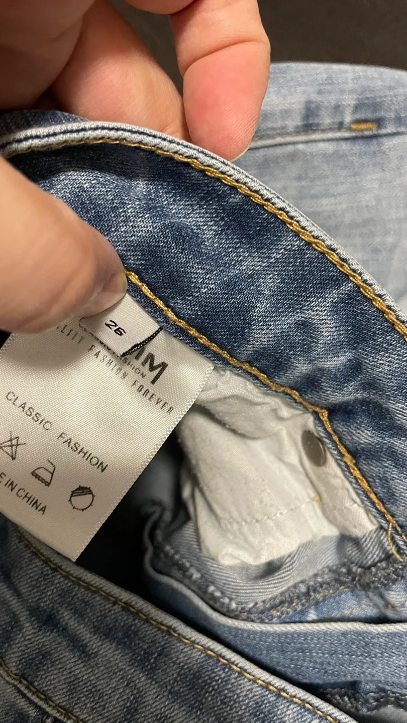 Light wash distressed cropped jeans image indicator(5)