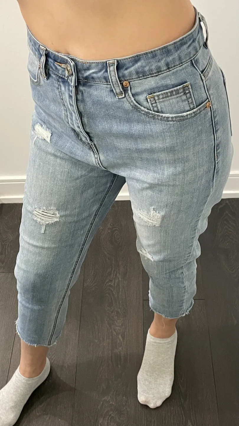 Light wash distressed cropped jeans image indicator(2)