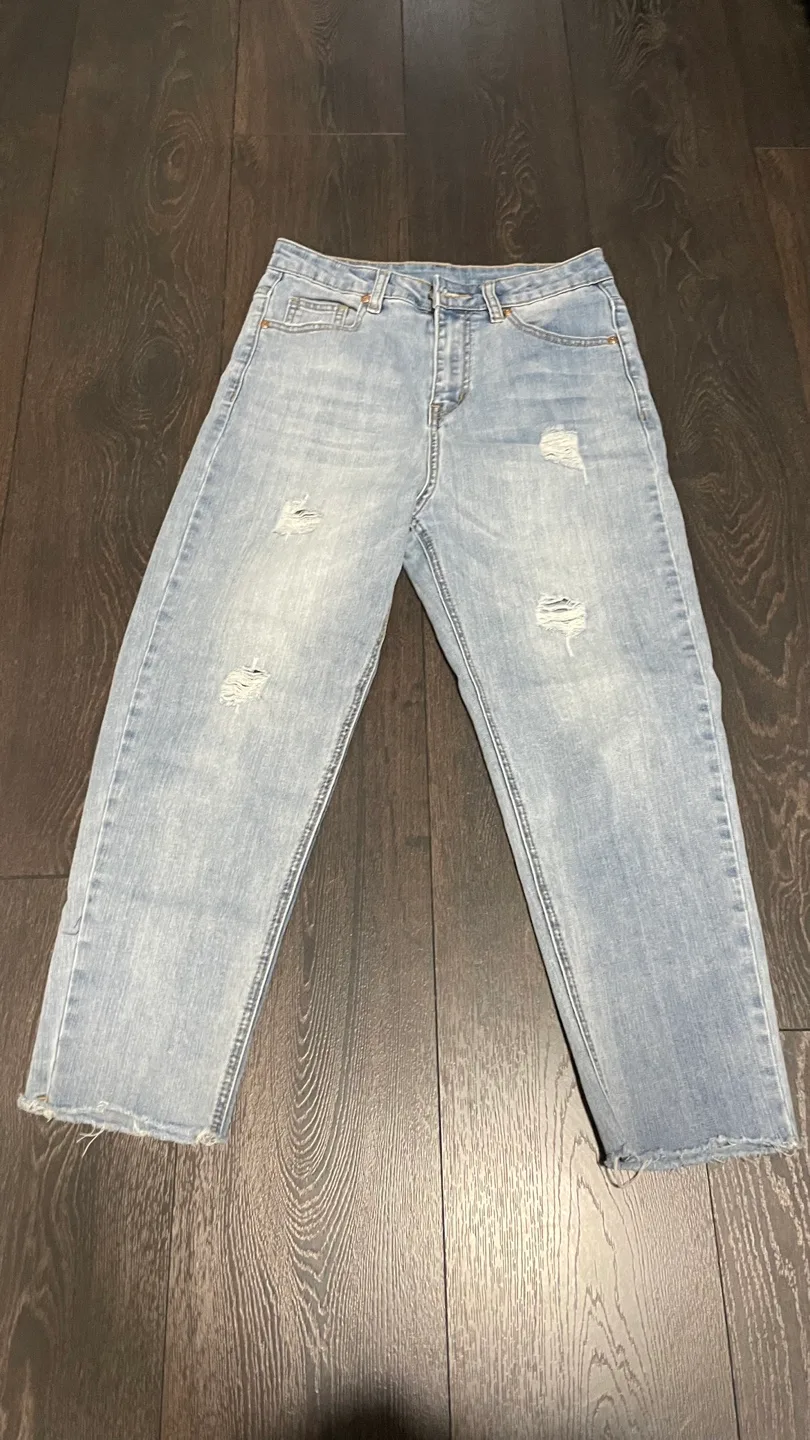 Light wash distressed cropped jeans image indicator(6)