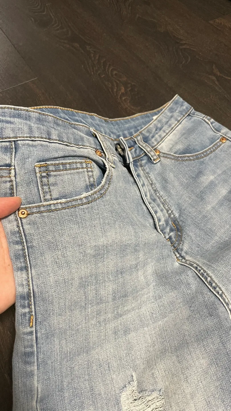 Light wash distressed cropped jeans image indicator(3)