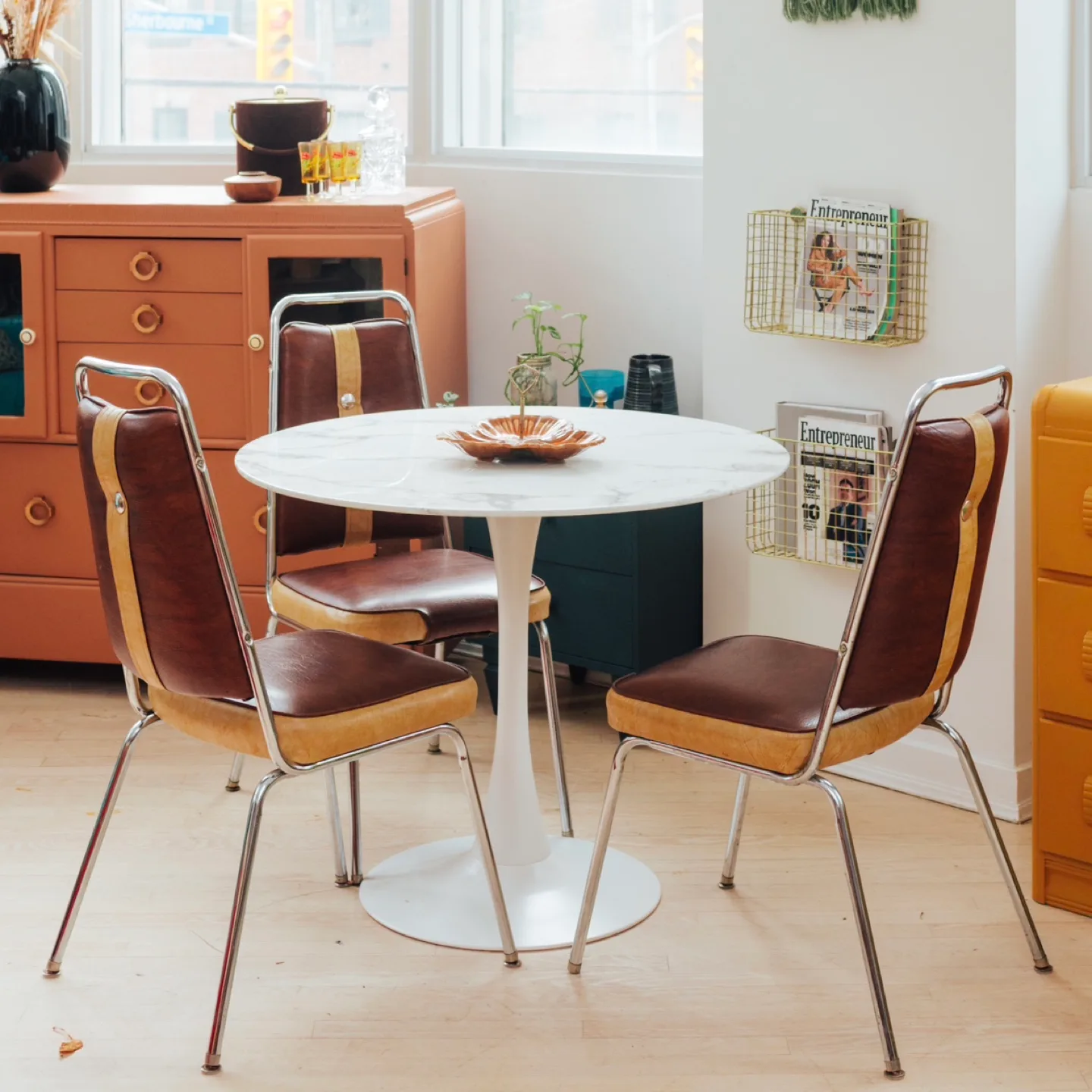 Tulip Dining Table 🖤 thumbnail