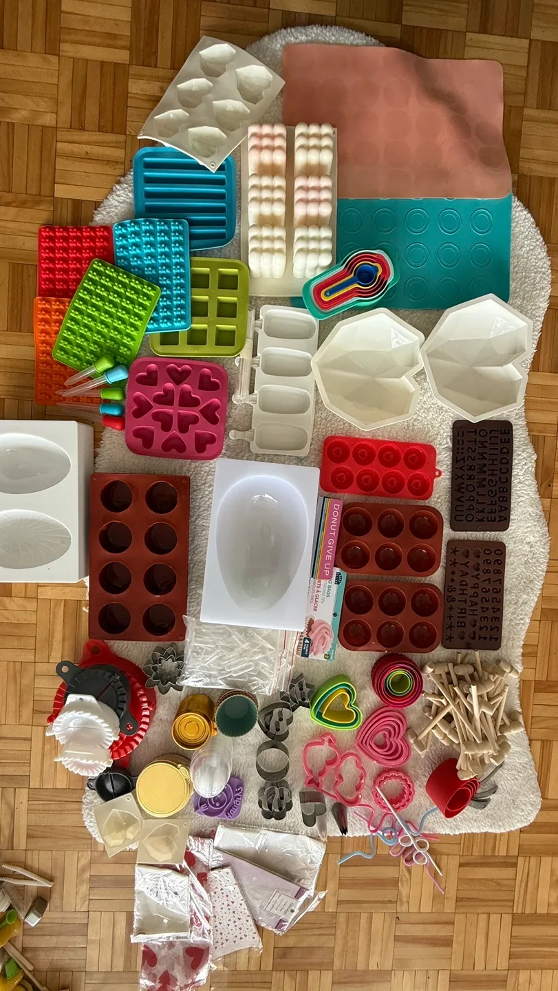 Huge Silicone Moulds and Baking Tools Bundle thumbnail