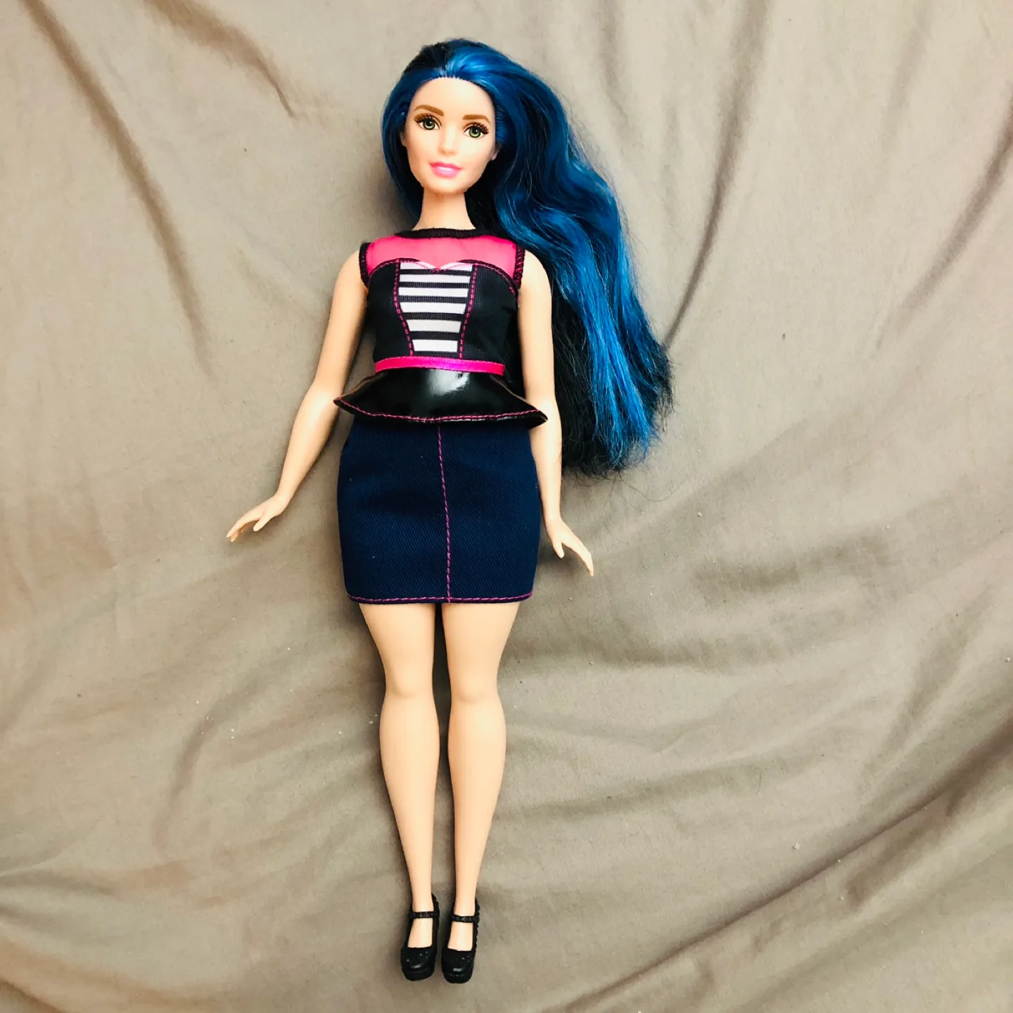 🏈 Barbie Fashionistas Curvy Doll with beautiful blue hair image indicator(3)