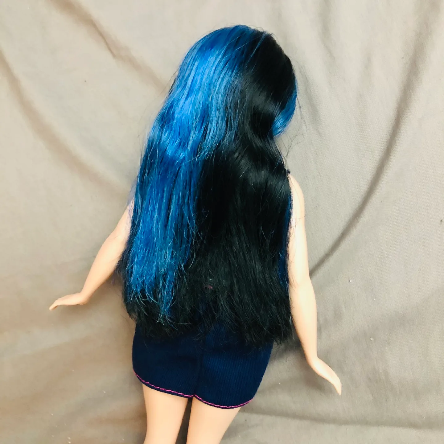 🏈 Barbie Fashionistas Curvy Doll with beautiful blue hair image indicator(4)