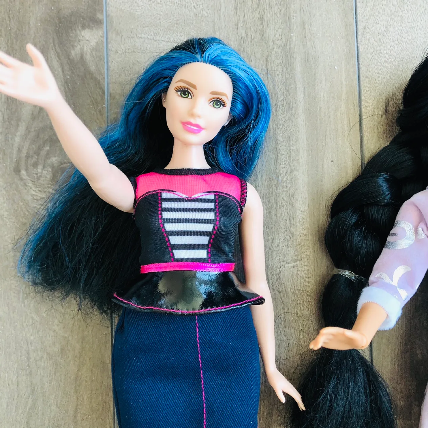 🏈 Barbie Fashionistas Curvy Doll with beautiful blue hair image indicator(2)