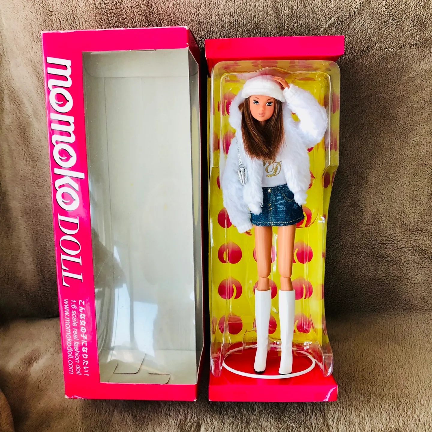 🏈 Pre-loved Momoko fashionable doll in box image indicator(4)