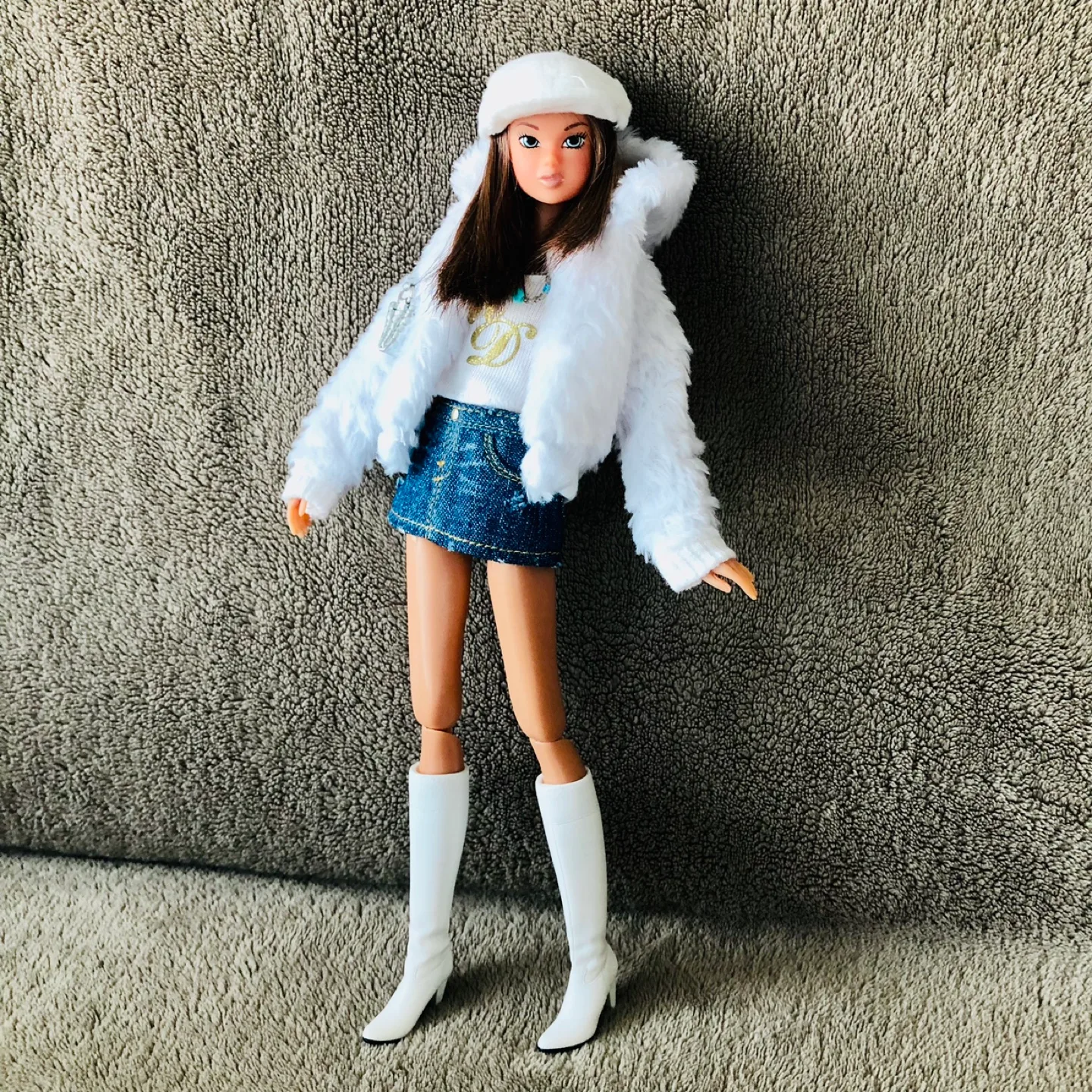 🏈 Pre-loved Momoko fashionable doll in box image indicator(2)