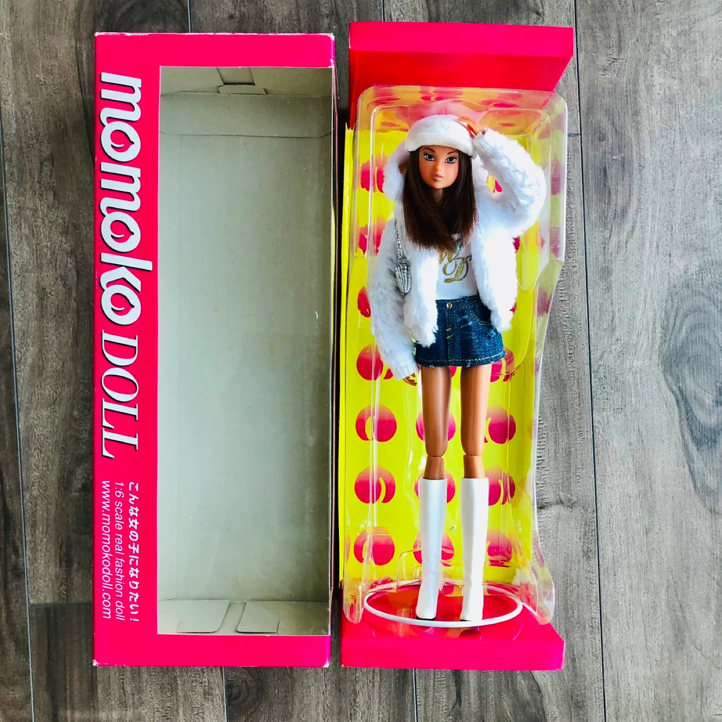 🏈 Pre-loved Momoko fashionable doll in box image indicator(7)