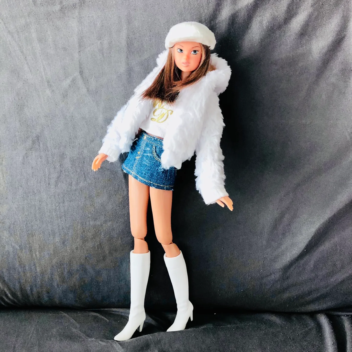 🏈 Pre-loved Momoko fashionable doll in box image indicator(8)