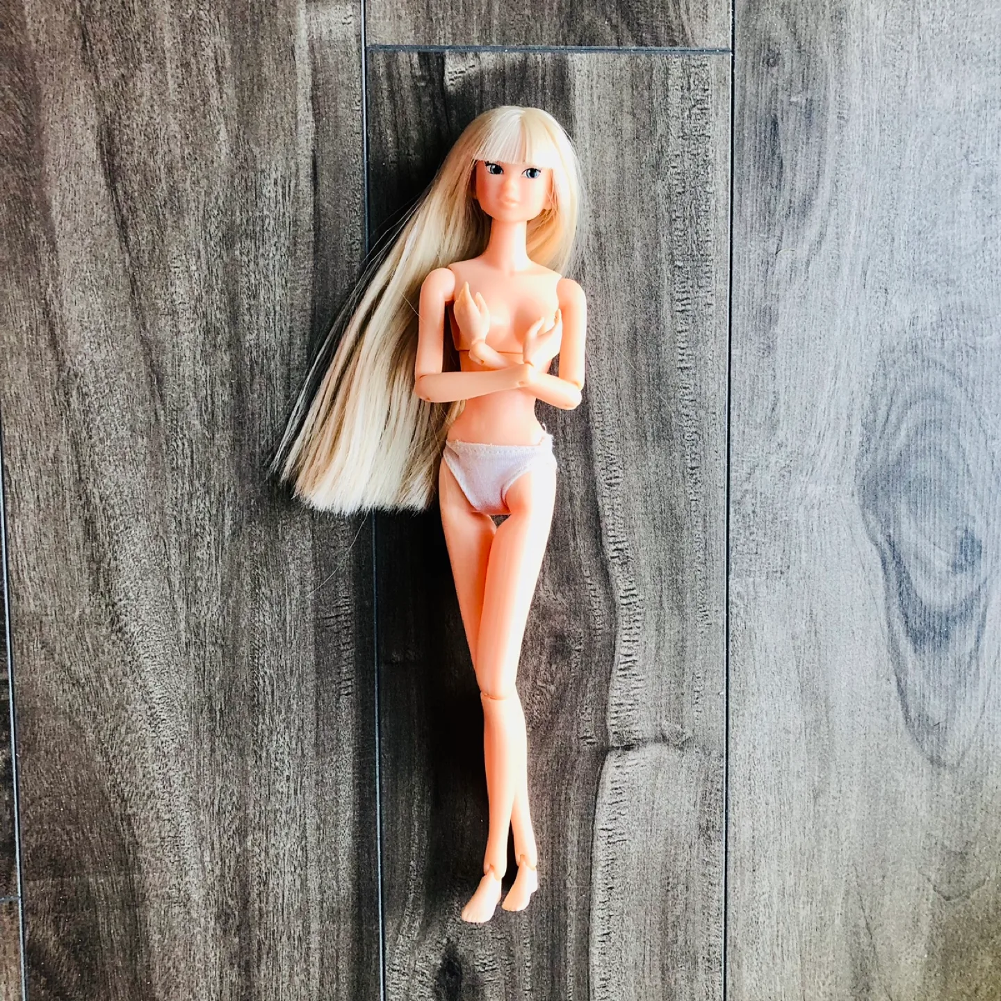 🏈  Pre-loved Blonde straight hair Momoko poseable doll in box image indicator(3)