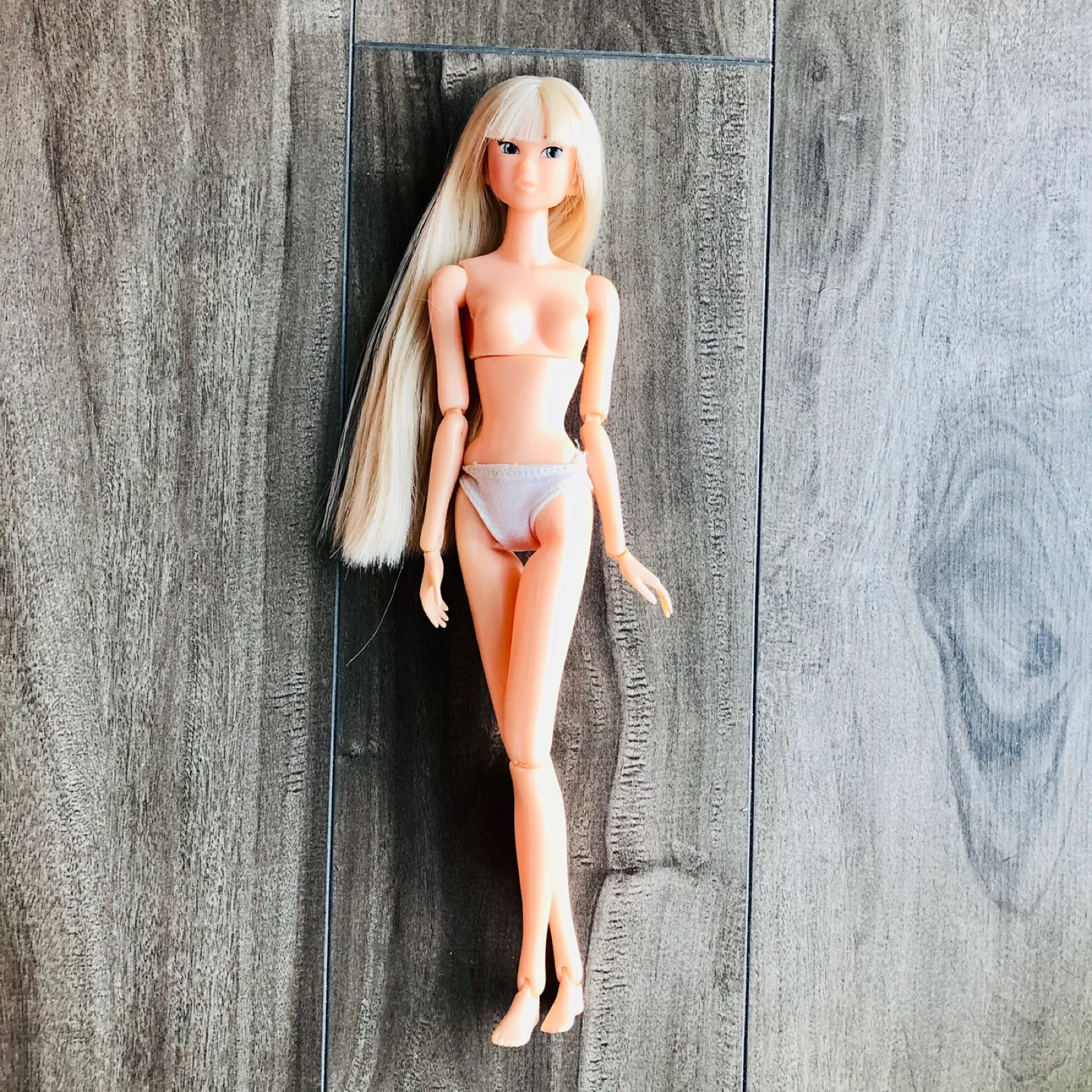 🏈  Pre-loved Blonde straight hair Momoko poseable doll in box image indicator(4)