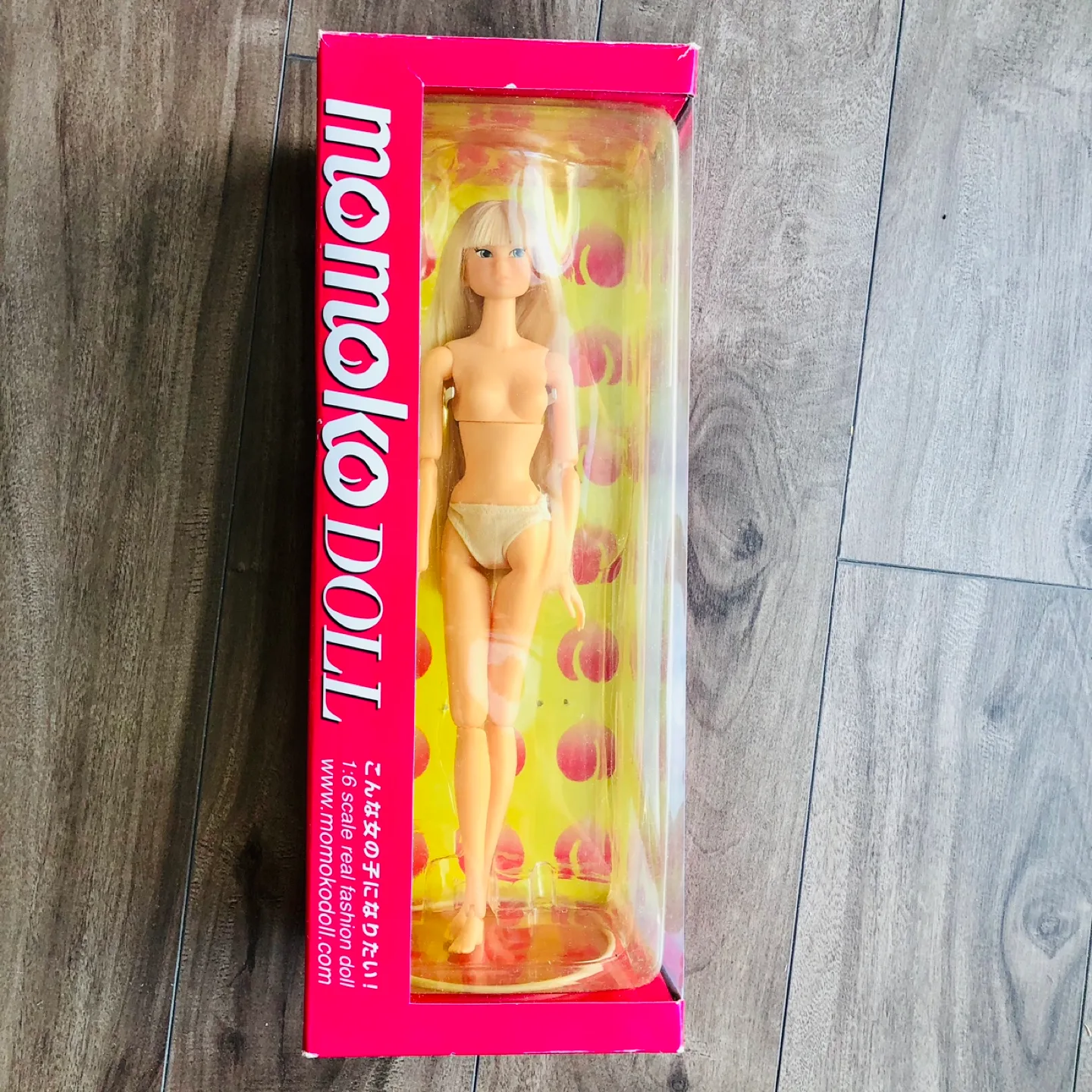 🏈  Pre-loved Blonde straight hair Momoko poseable doll in box image indicator(8)
