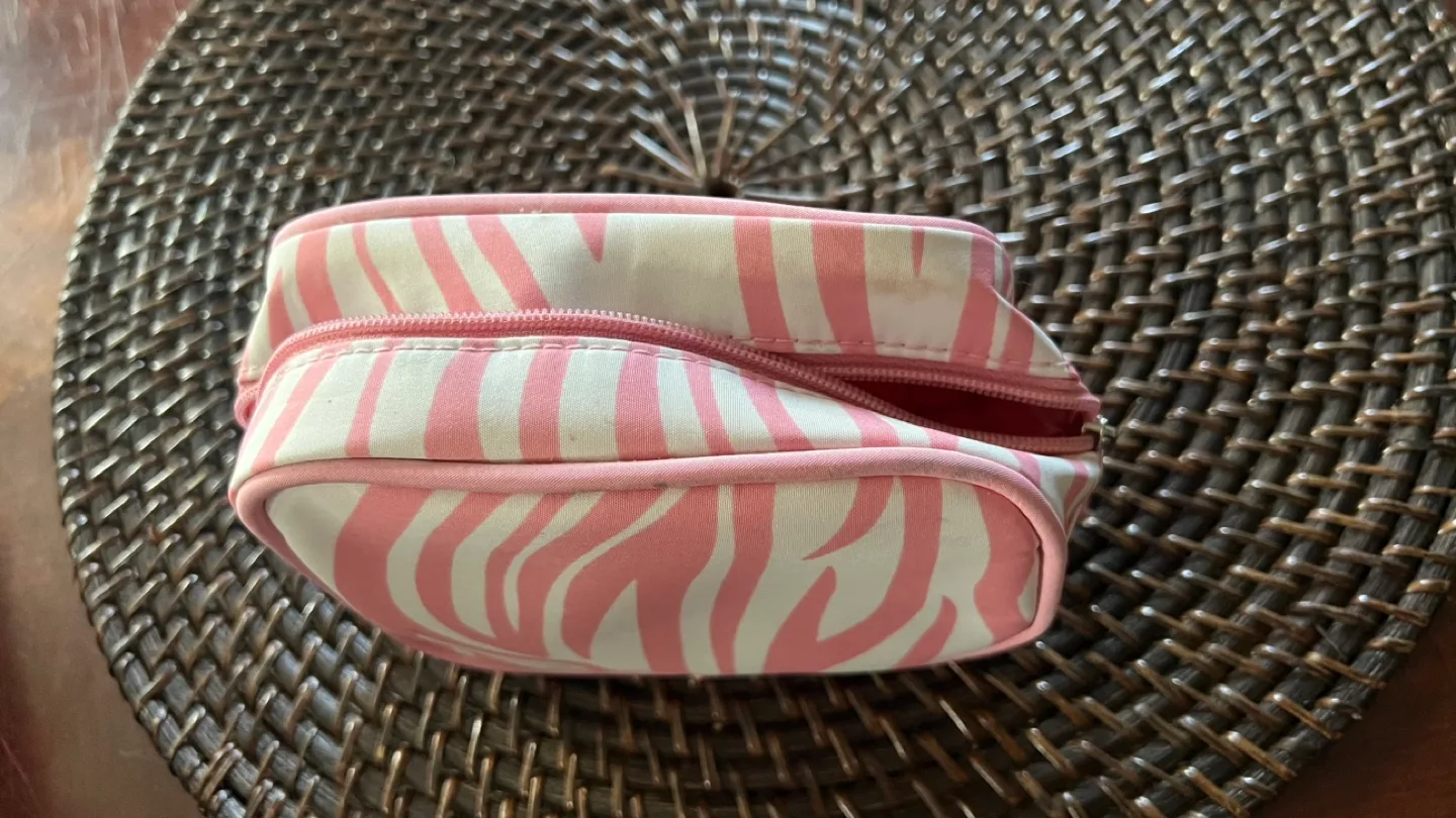 Lovely Handbags and Cosmetic Bags image indicator(7)