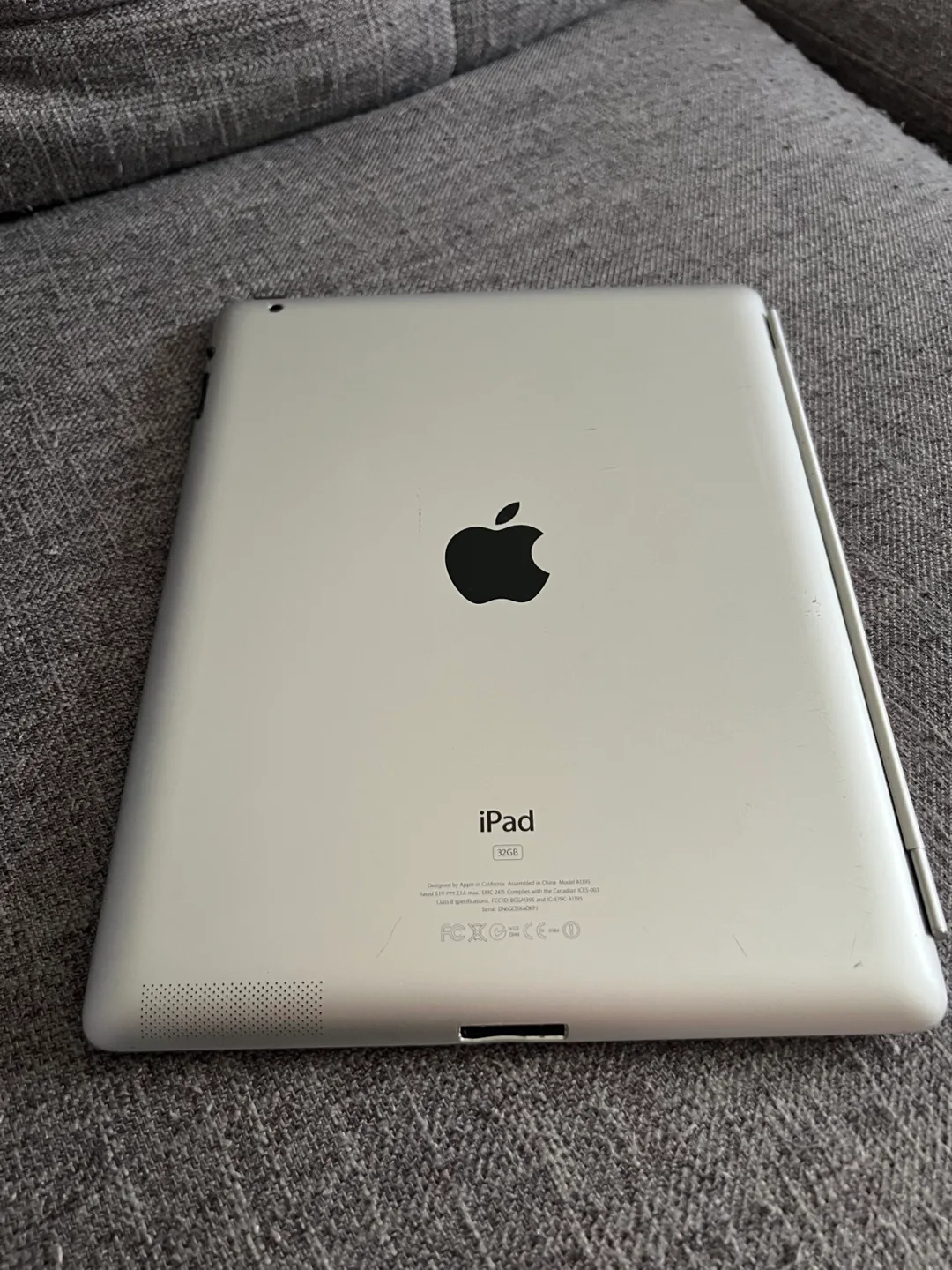 iPad 2nd Generation - 32GB White - Pre-owned image indicator(3)