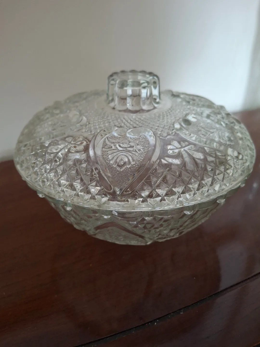 Pretty glass dish with lid image indicator(4)