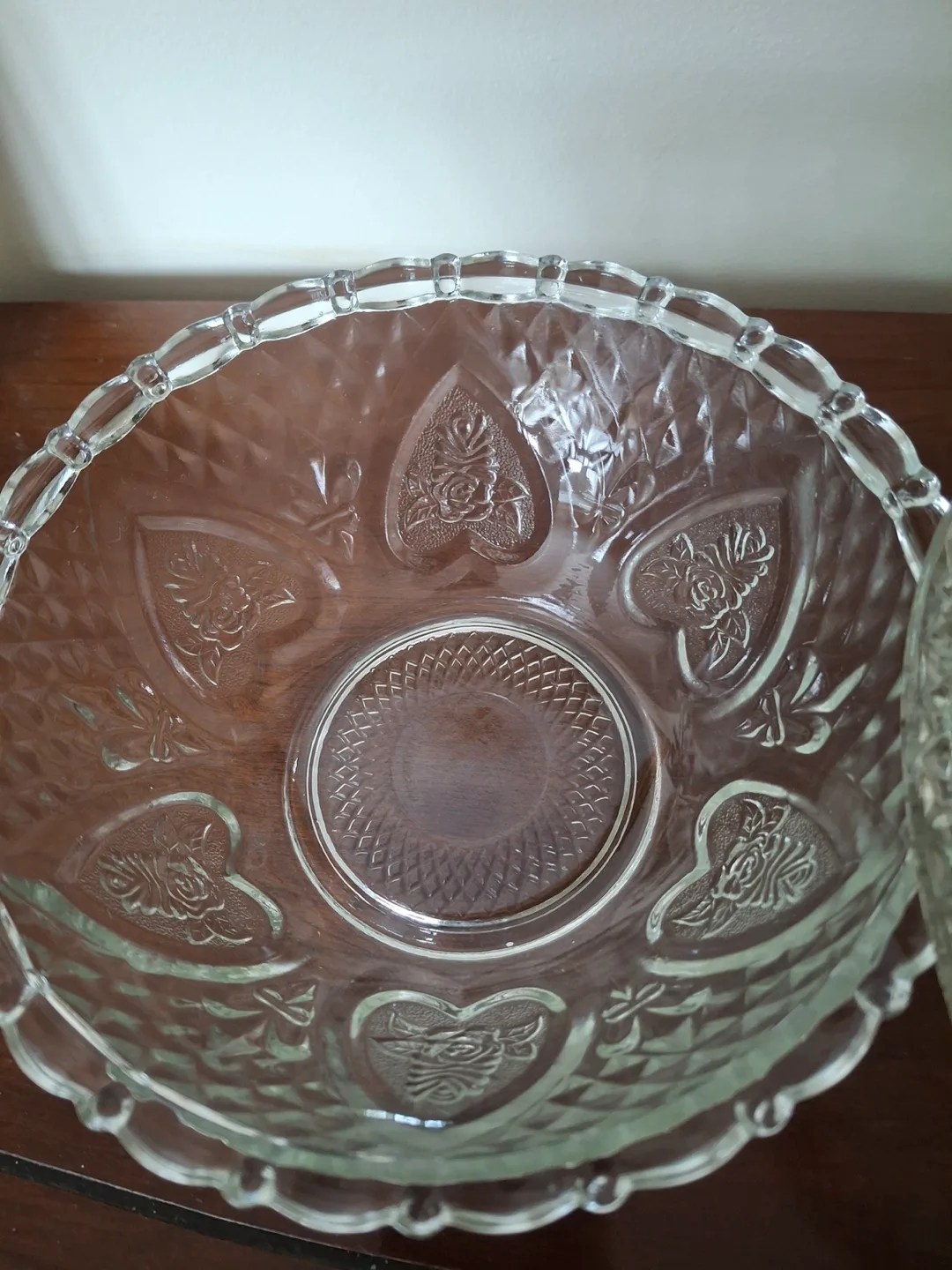 Pretty glass dish with lid image indicator(2)