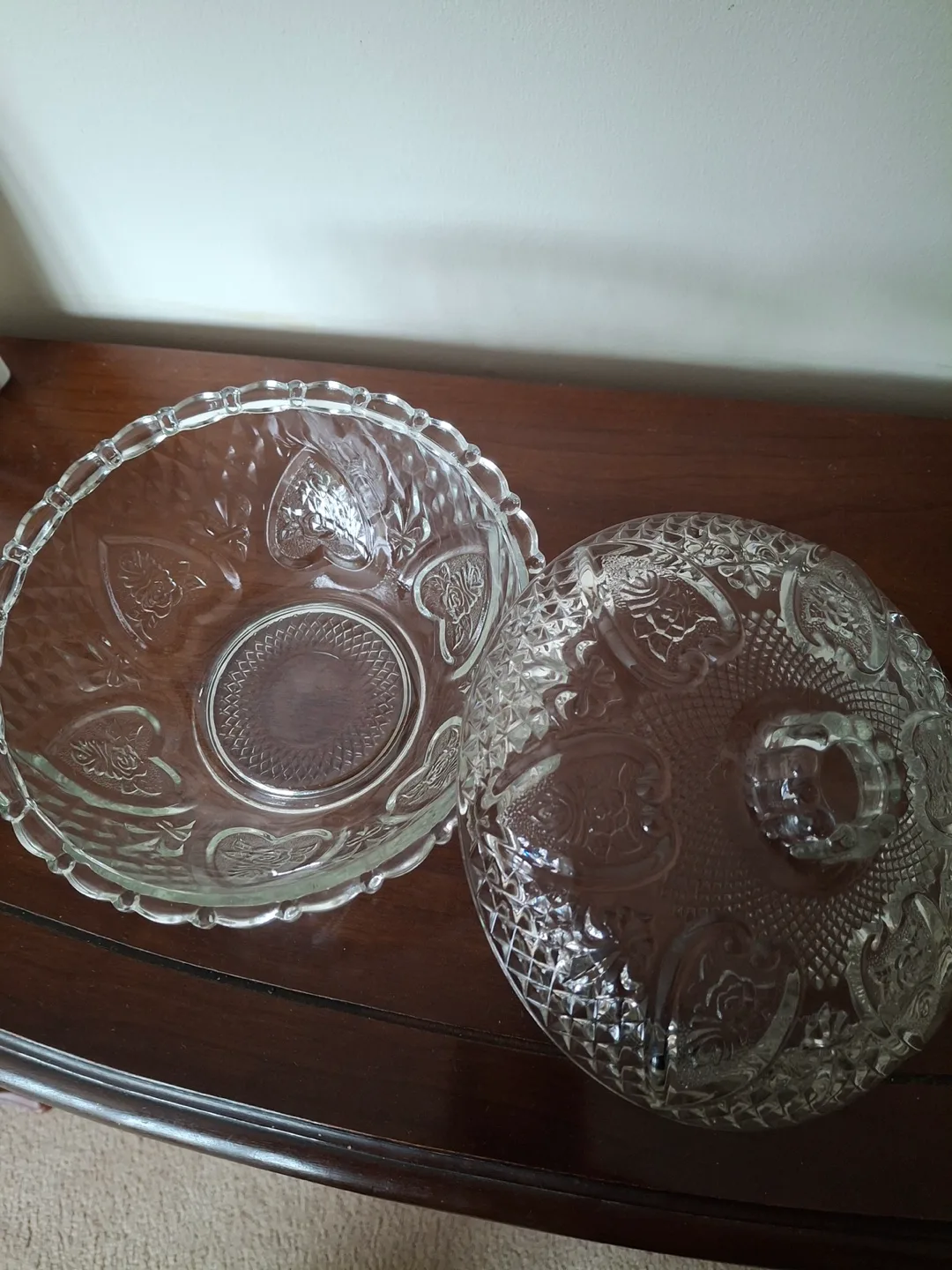 Pretty glass dish with lid image indicator(3)