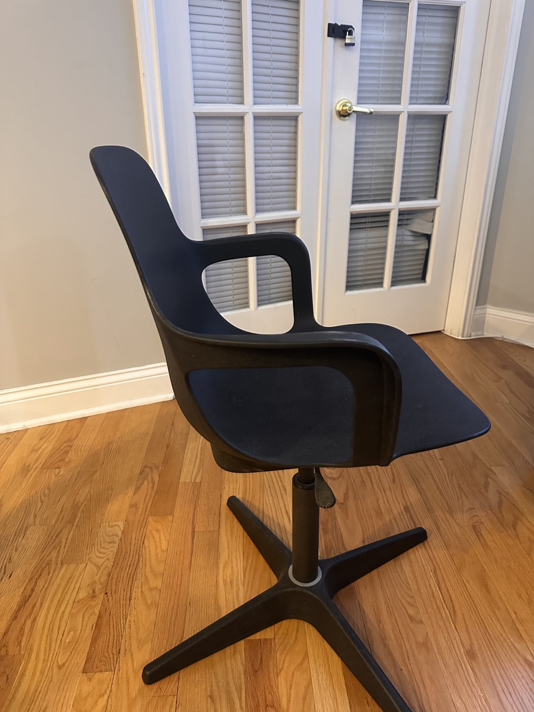 Black Chair with Arms - photo 3