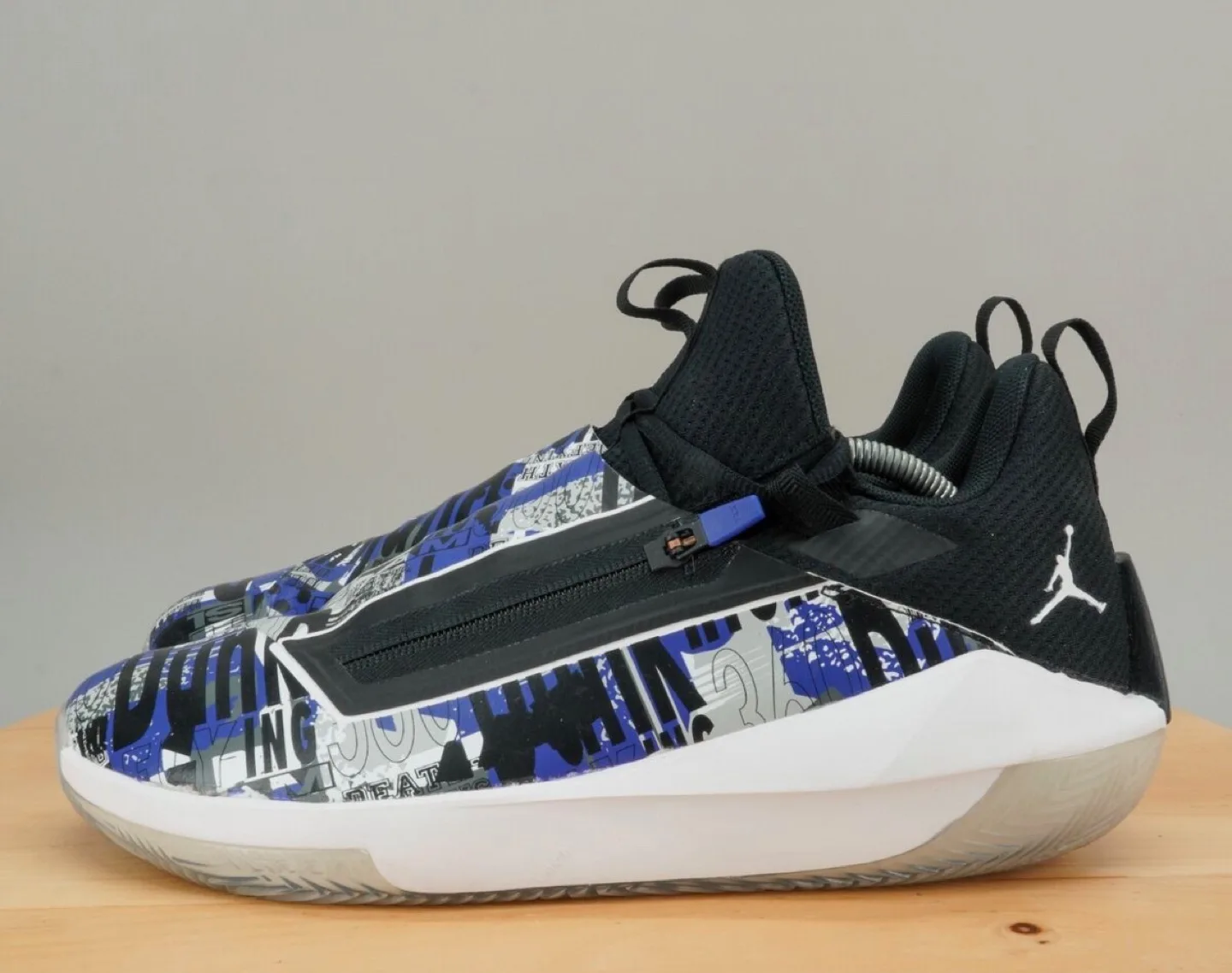 Jordan hustle Basketball Shoes size 11 image indicator(2)