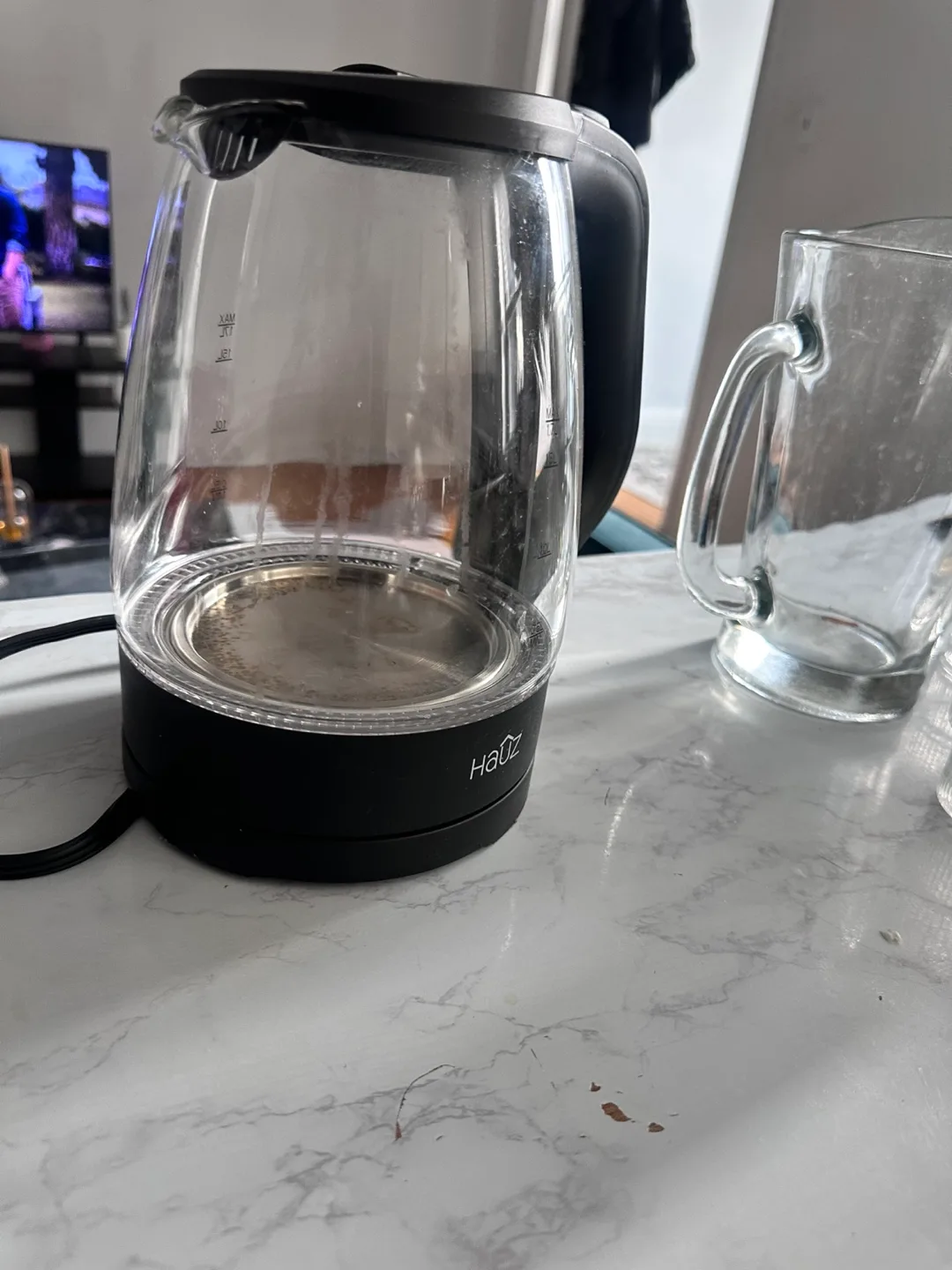 Kitchen items(must take the entire box of items ) thumbnail