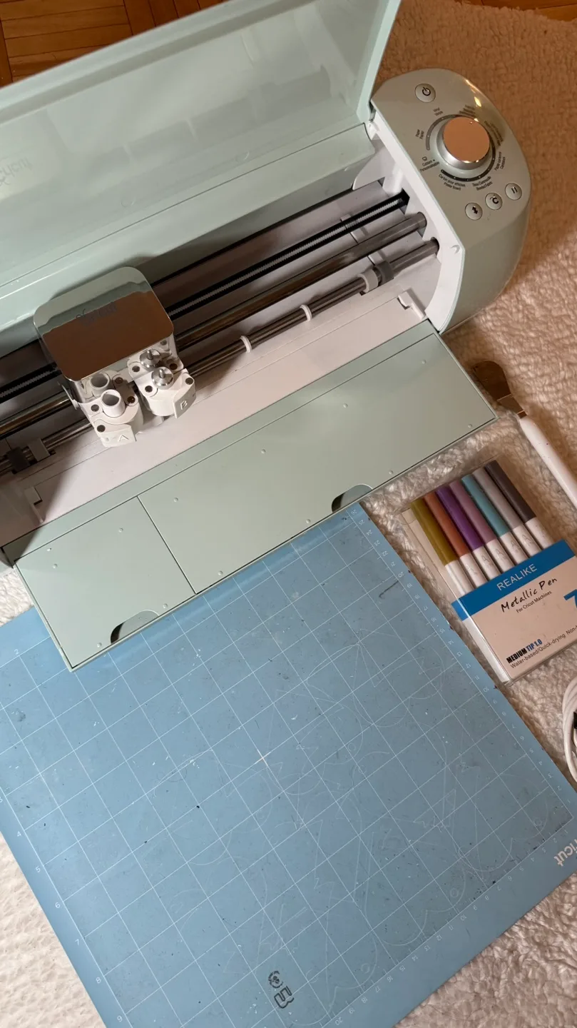 Cricut Explore Air 2 Mint Bundle thumbnail