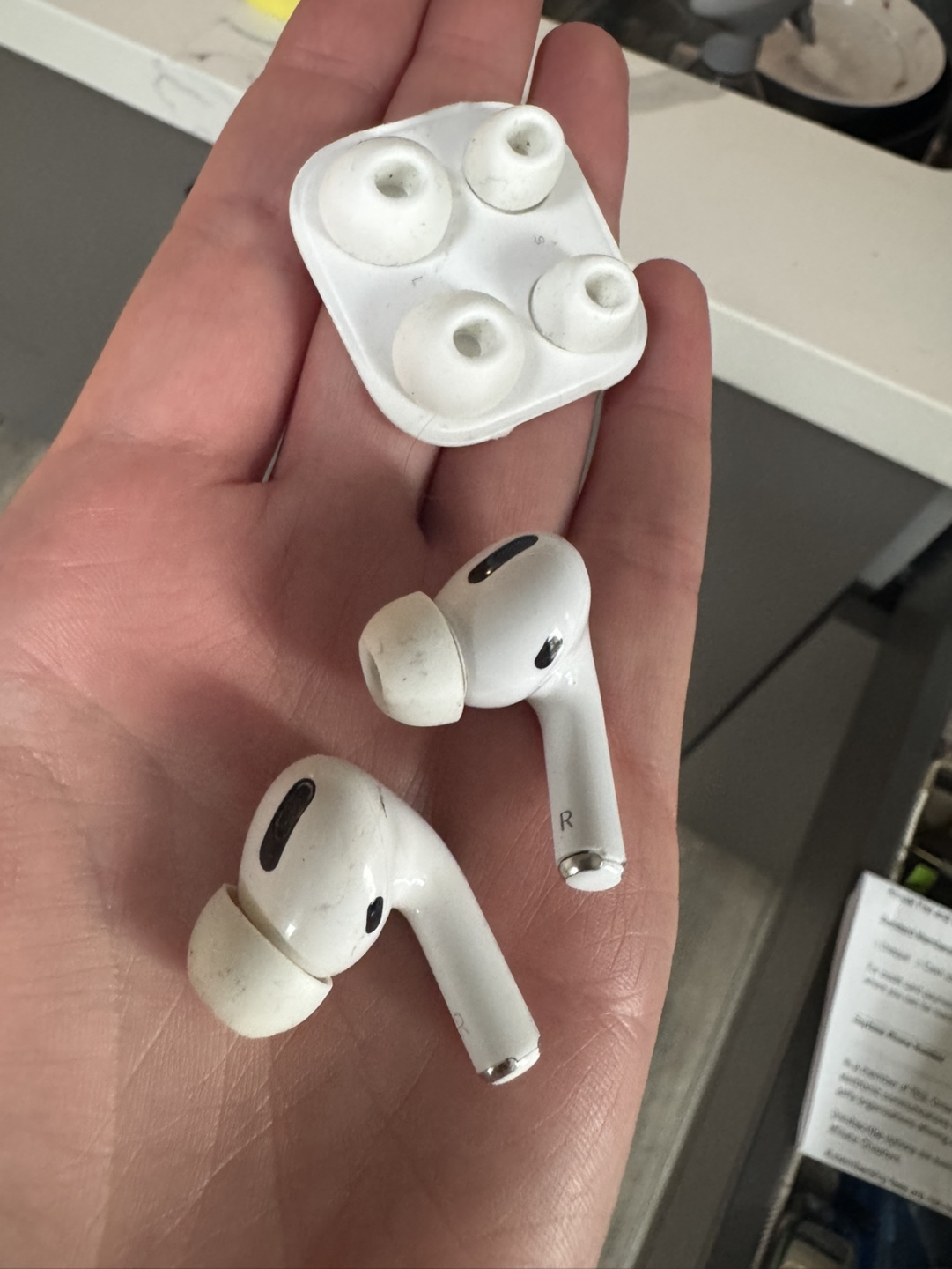 RIGHT replacement Apple AirPods Pro Earbuds with Extra Ear Tips