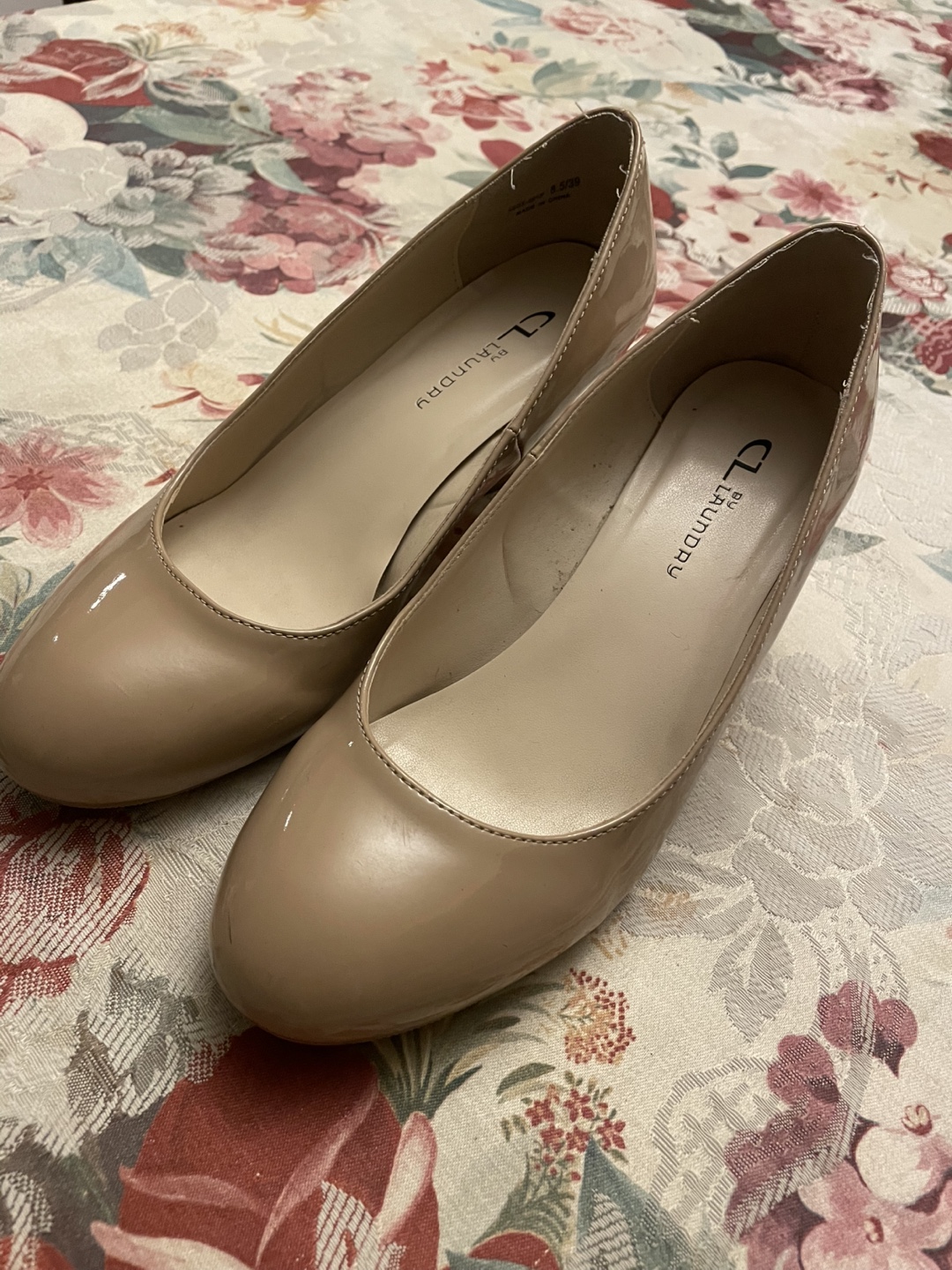 CL by Laundry Women's Beige Wedge Heels - Size 8.5