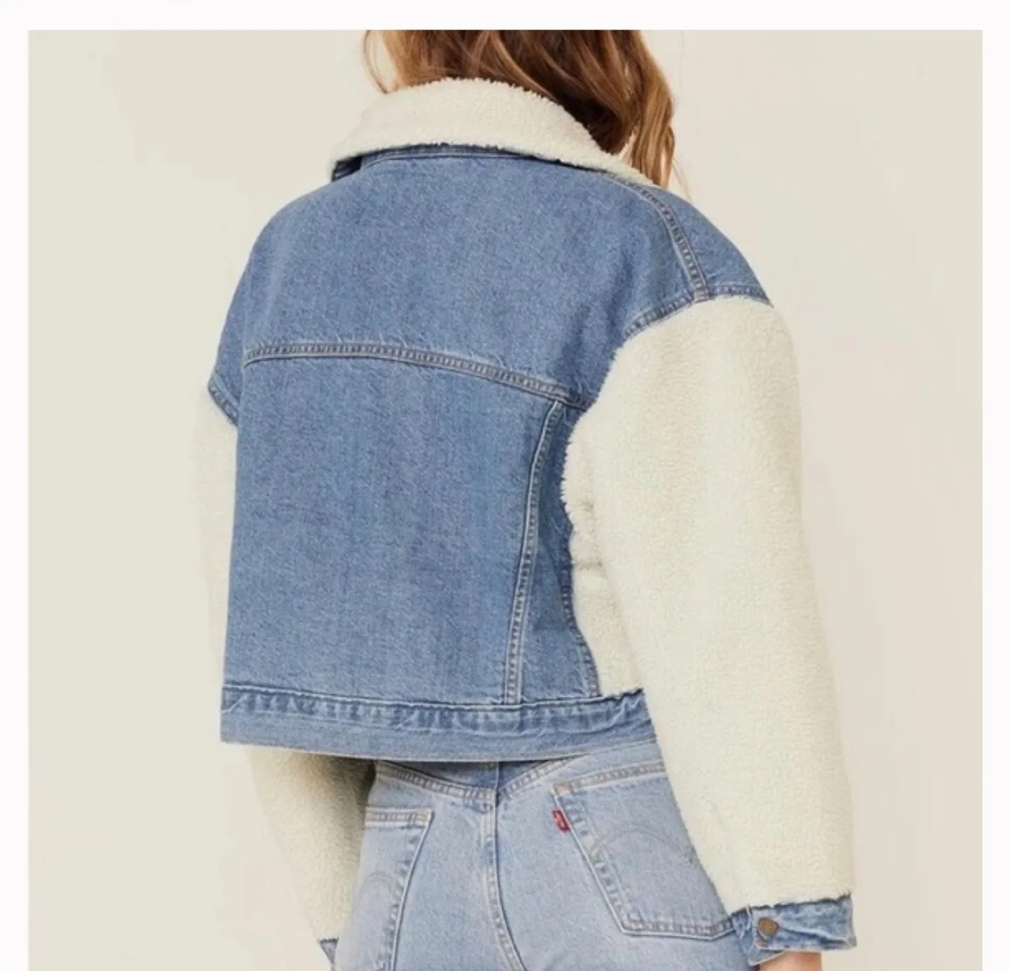 NEW Levi's Women's Cropped Sherpa Crop Denim Jacket XS image indicator(4)