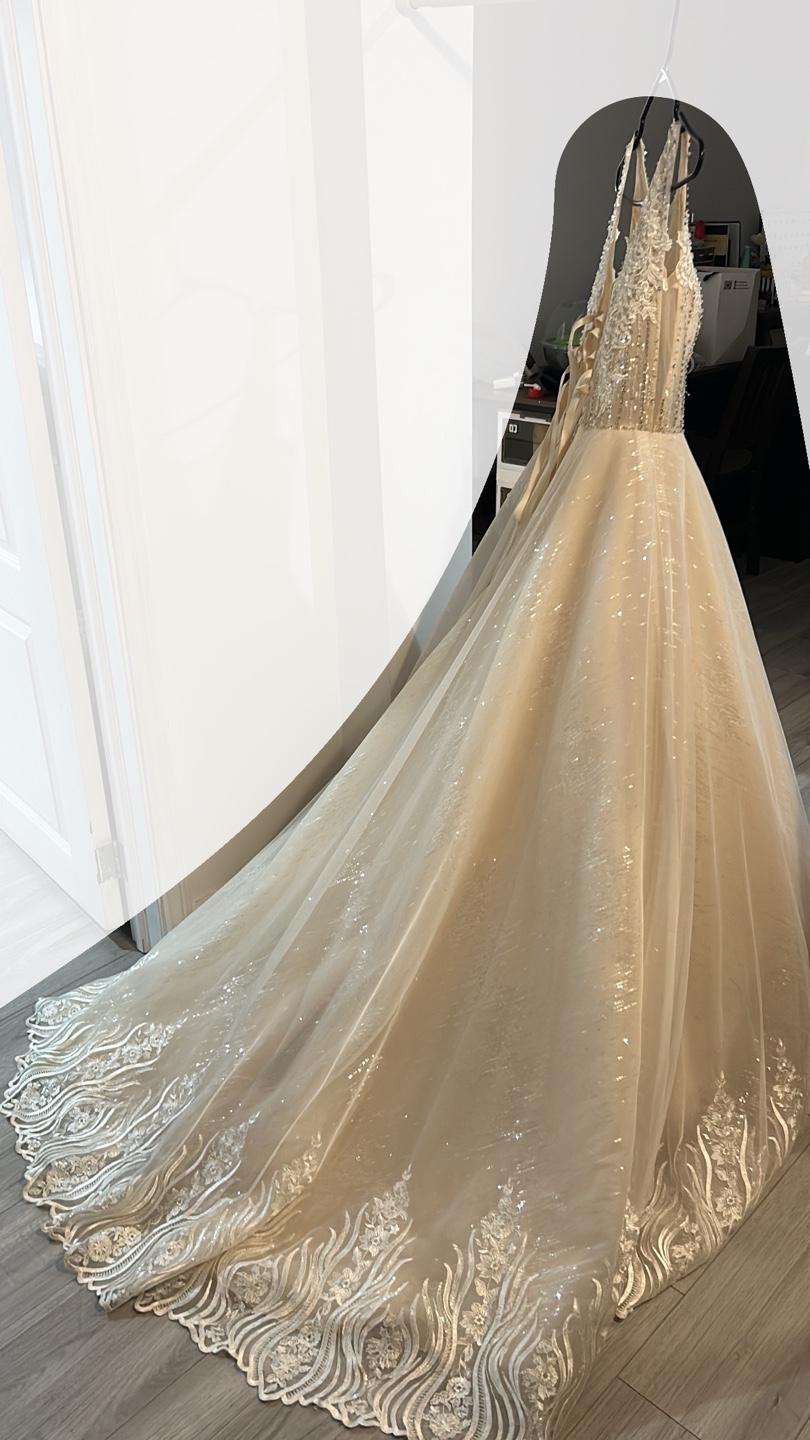 Stunning Champagne-coloured Ballgown - photo 2
