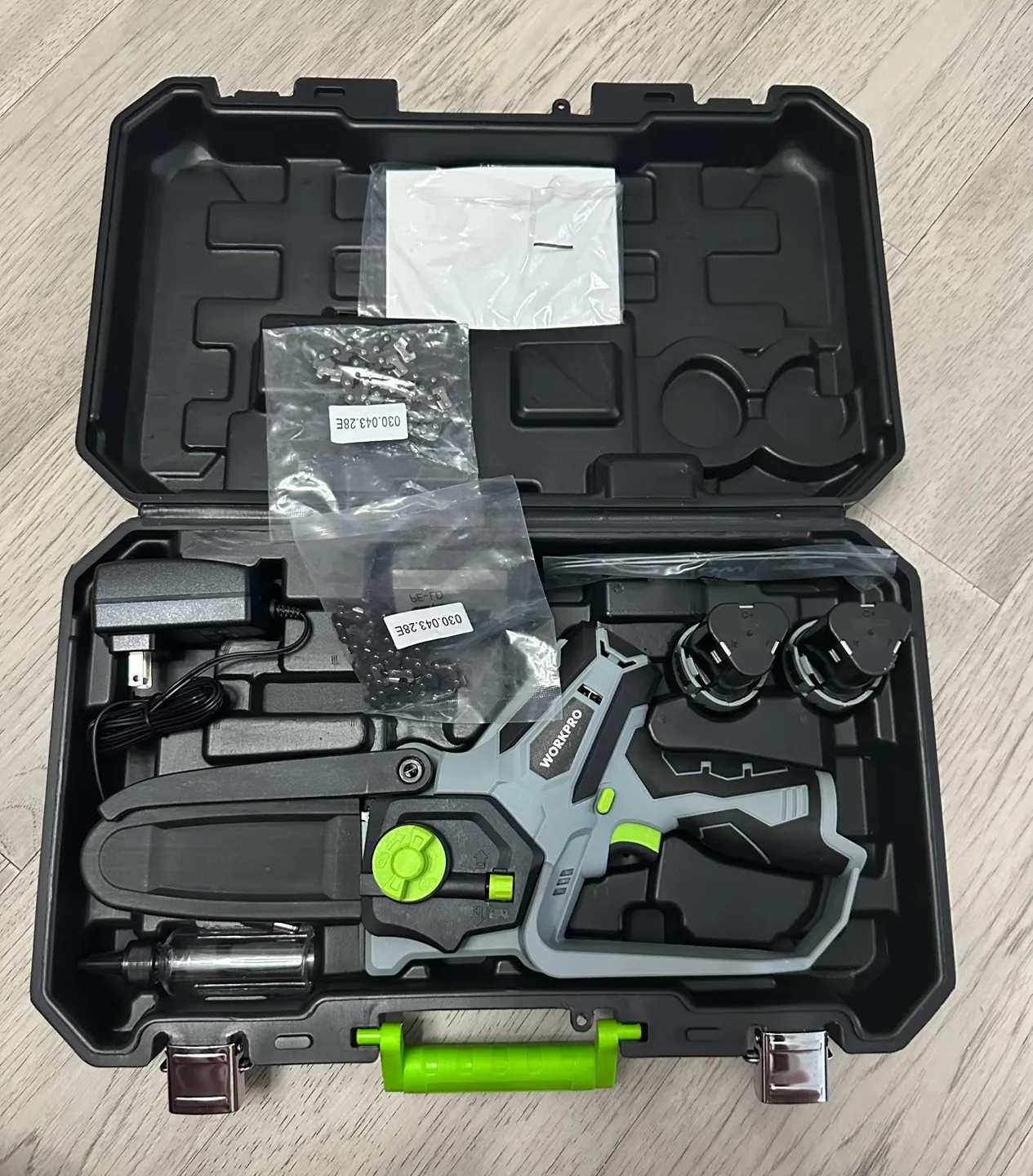 21V Cordless Chainsaw - Lightweight and Powerful image indicator(5)