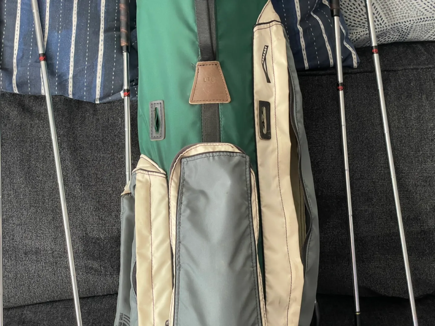 Vintage Golf Club Set with Bag image indicator(3)