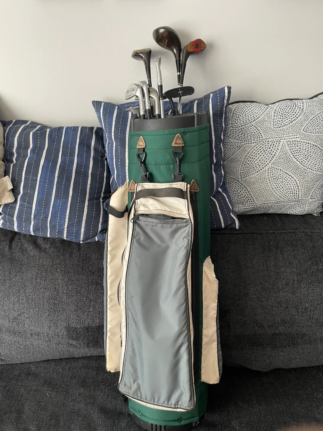 Vintage Golf Club Set with Bag image indicator(5)