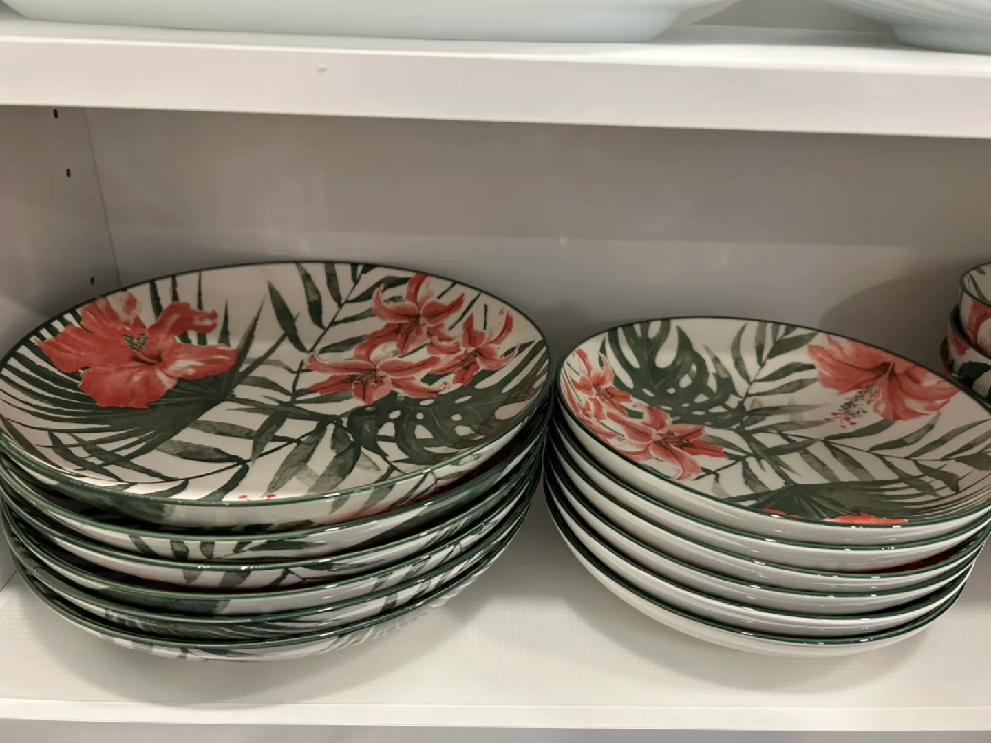 Beautiful Tropical-Themed Dinnerware Set