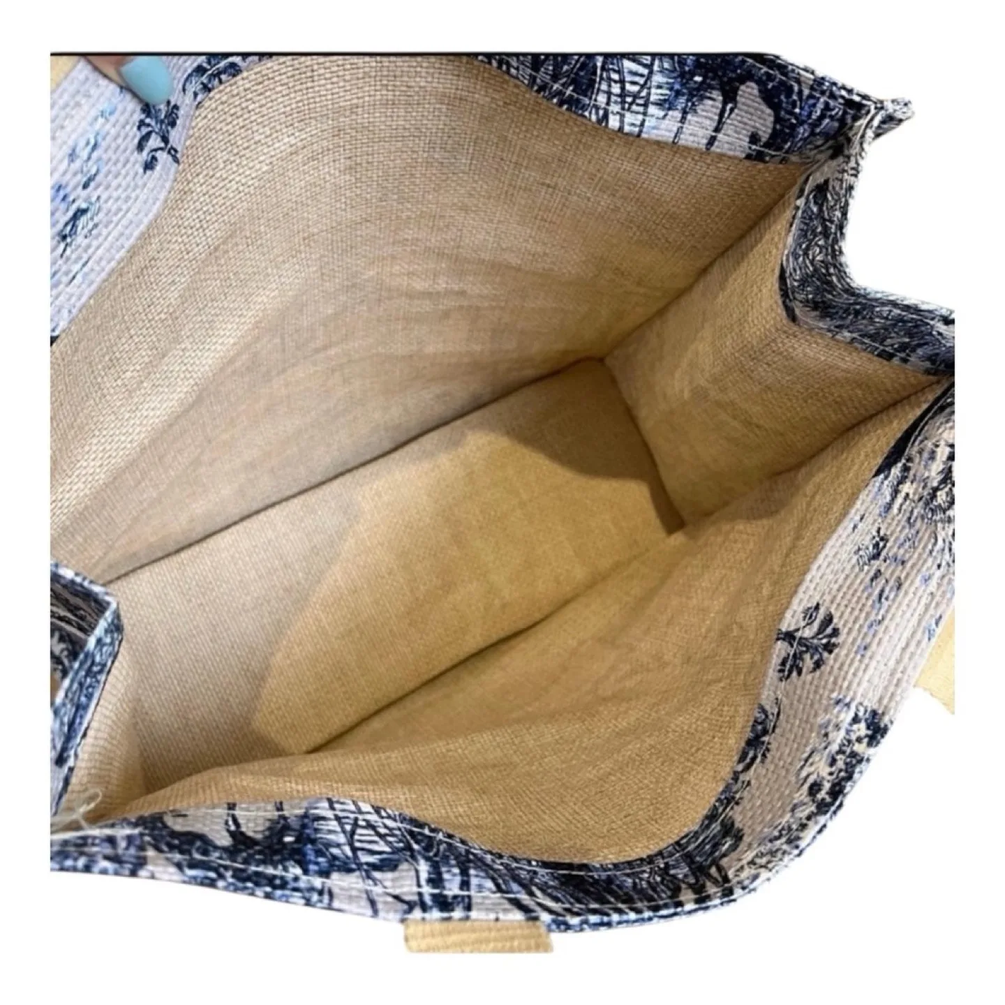 New] From Dior Beauty Around the World Bag image indicator(3)