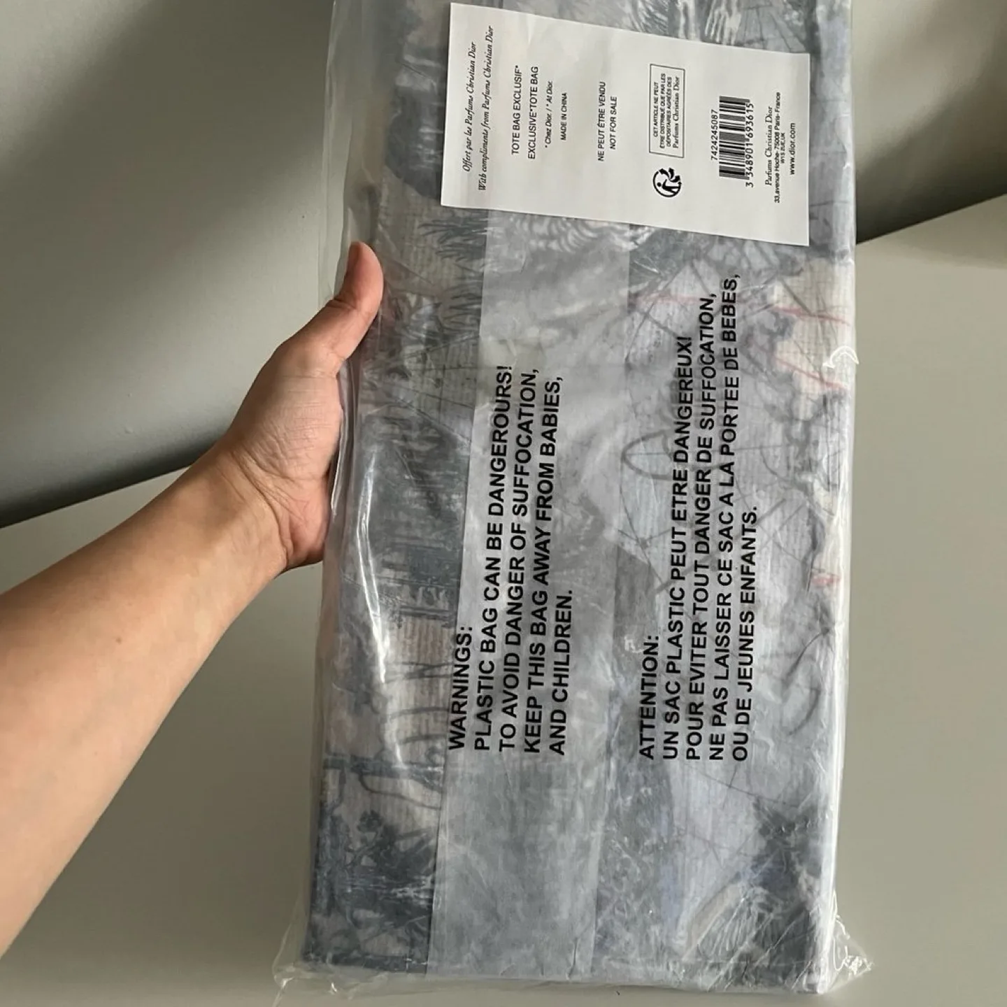 New] From Dior Beauty Around the World Bag image indicator(4)