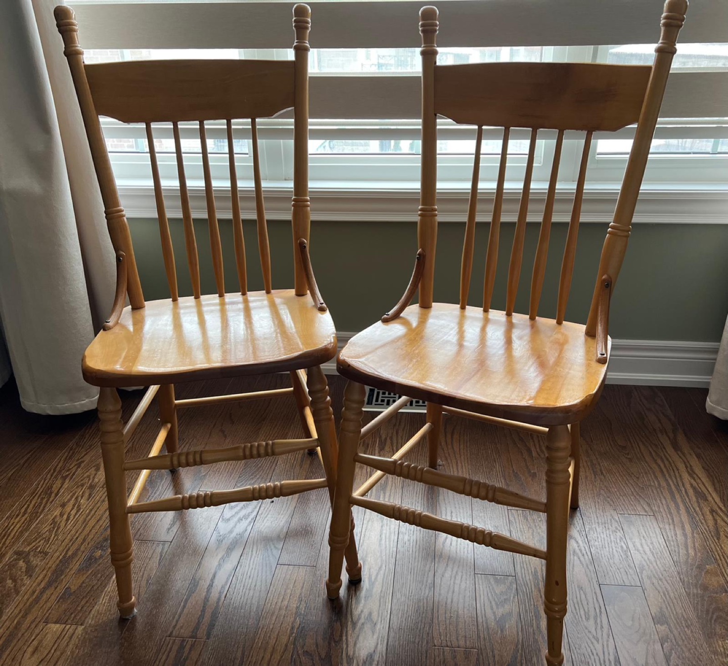 Pair of Wooden Dining Chairs - photo 3