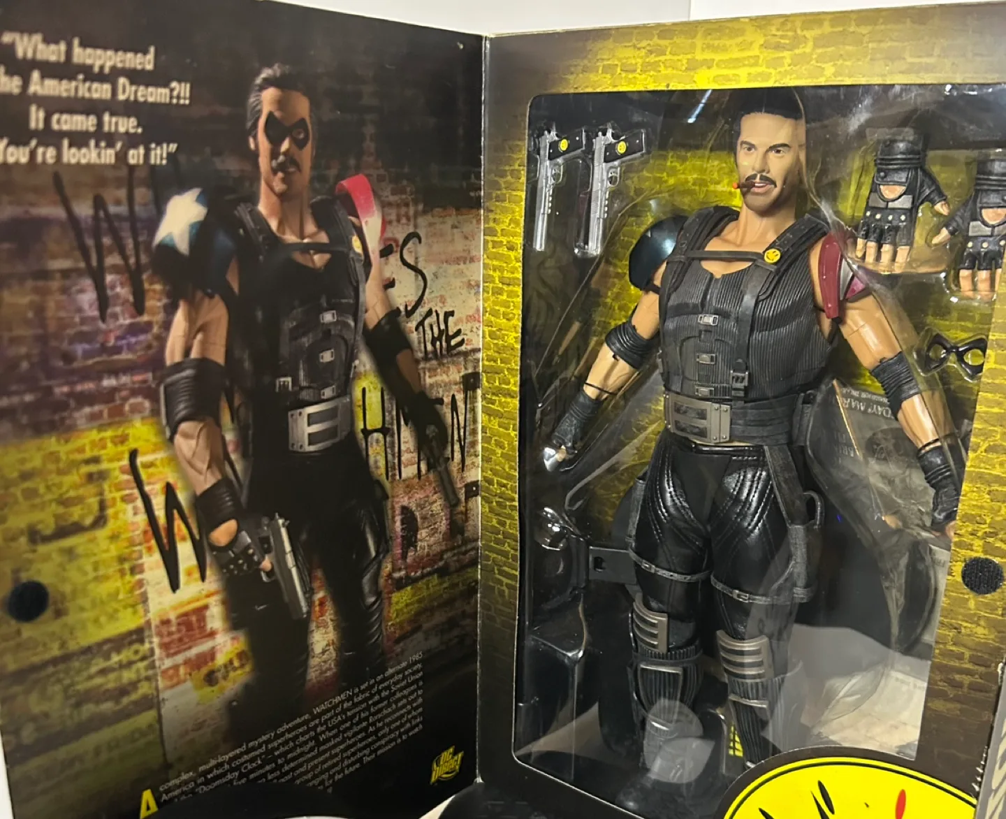 DC Direct Watchmen Comedian 1:6 Scale Deluxe Figure image indicator(2)