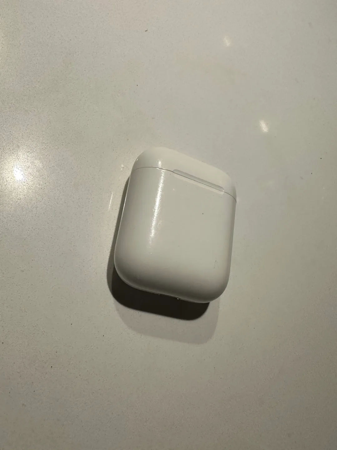 Apple AirPods 2 with Charging Case (right ear doesn’t work) image indicator(2)