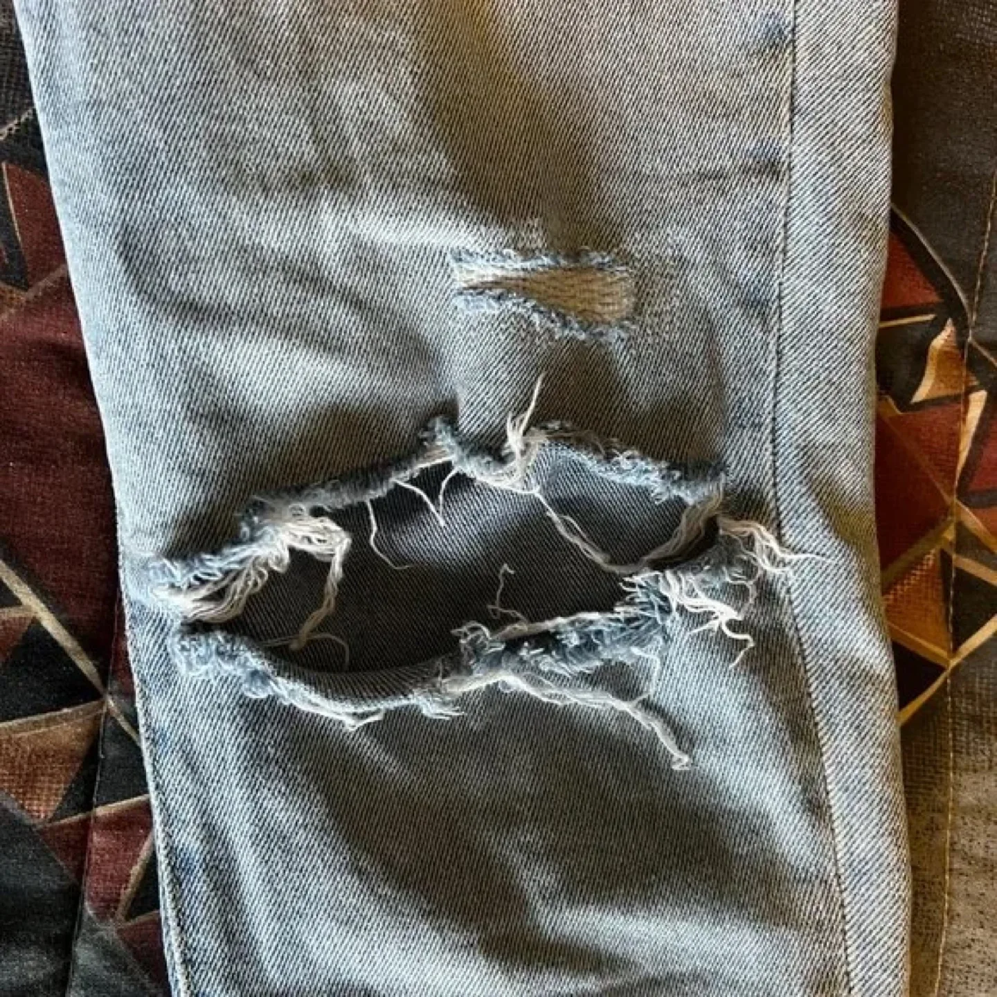 Women's Size 10 Distressed Ripped Light Wash Jeans image indicator(6)