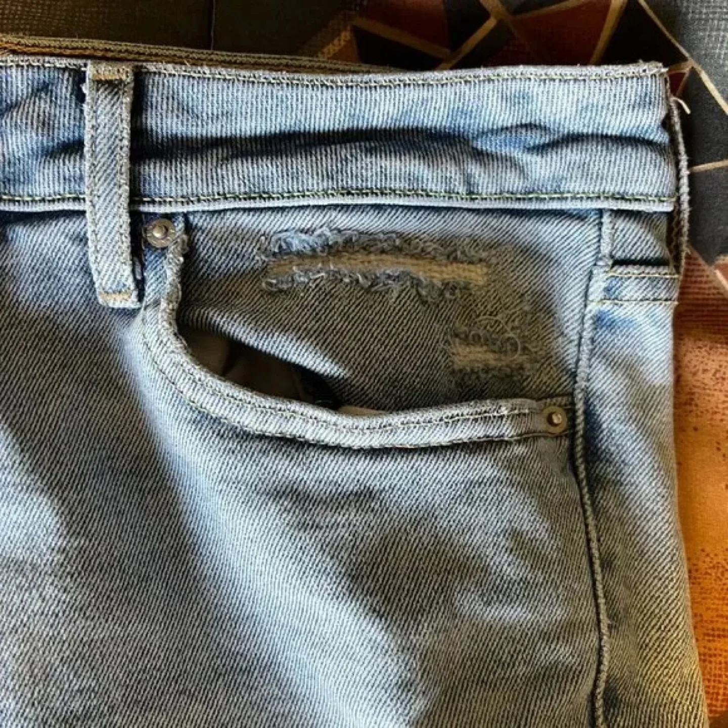 Women's Size 10 Distressed Ripped Light Wash Jeans image indicator(5)