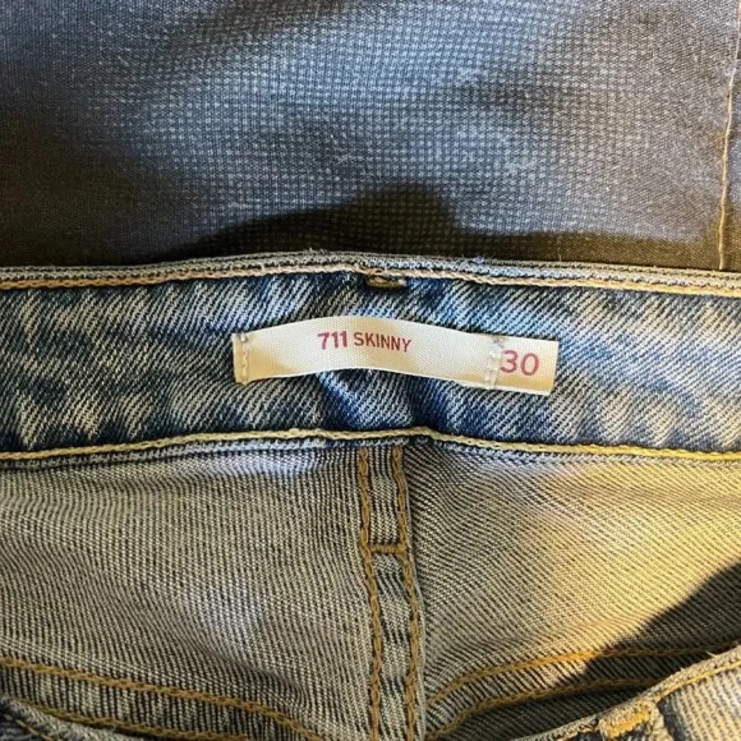 Women's Size 10 Distressed Ripped Light Wash Jeans image indicator(7)