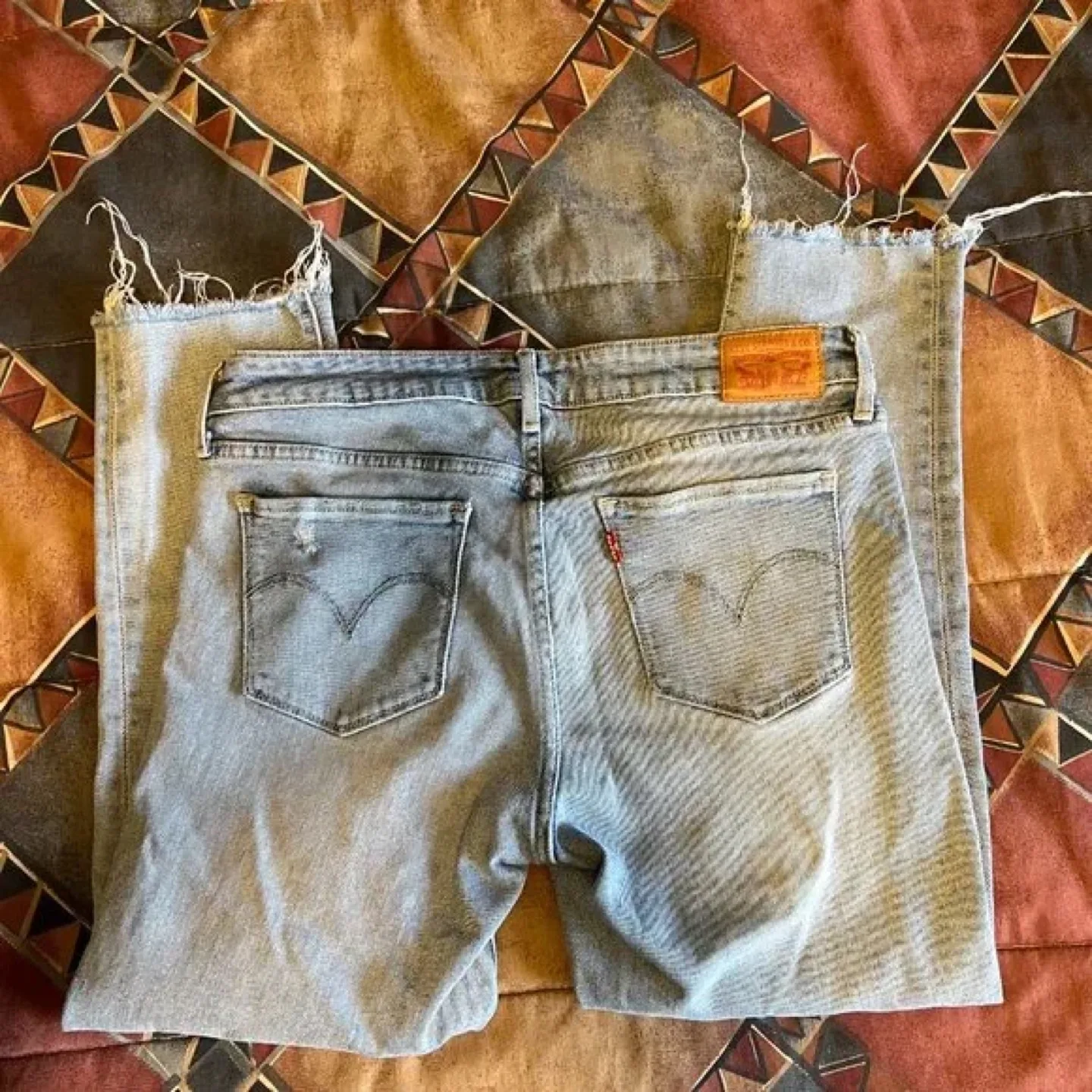 Women's Size 10 Distressed Ripped Light Wash Jeans image indicator(8)