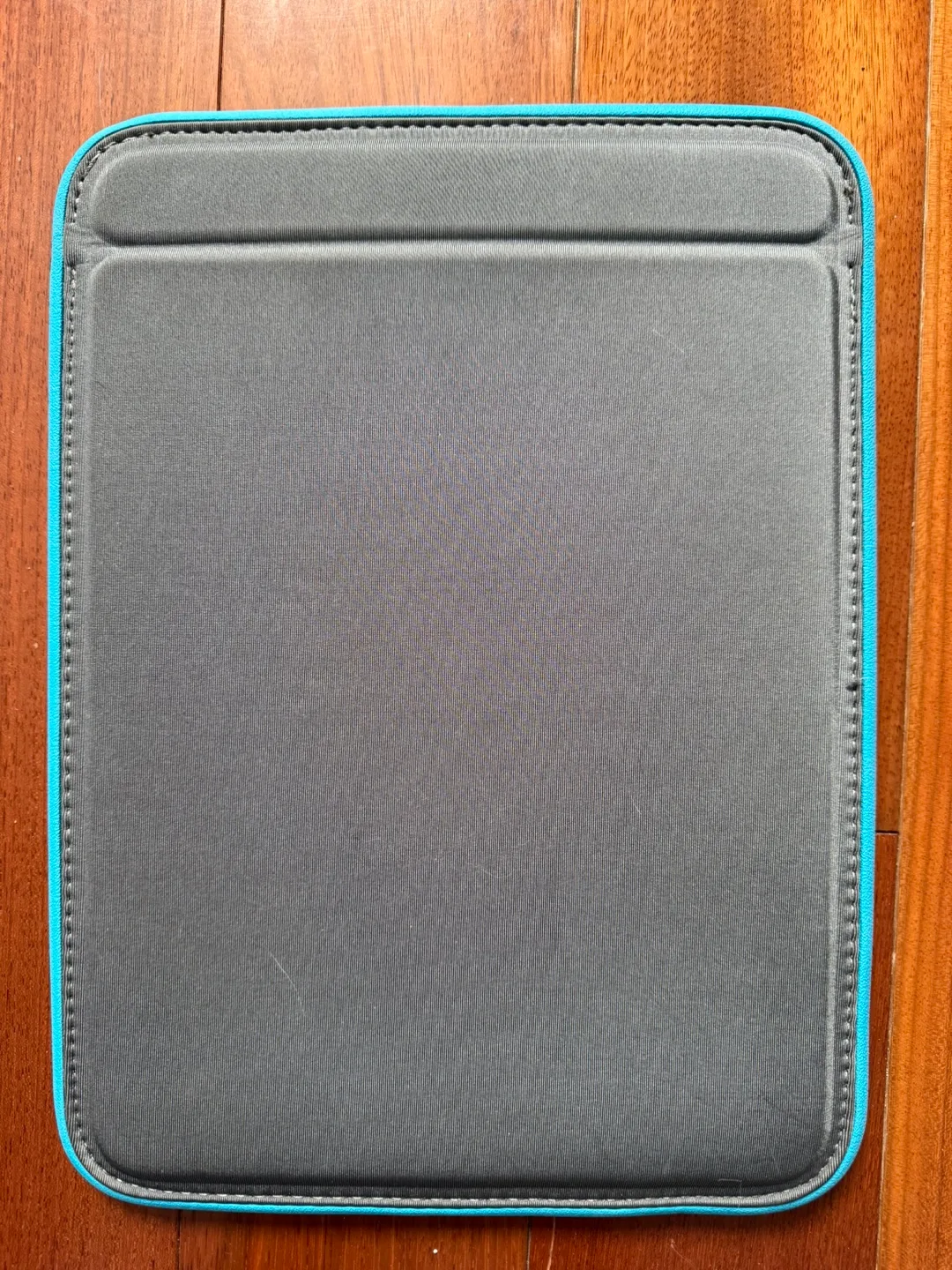 Speck Products Flap Top Sleeve for MacBook Air 13", Graphite image indicator(2)