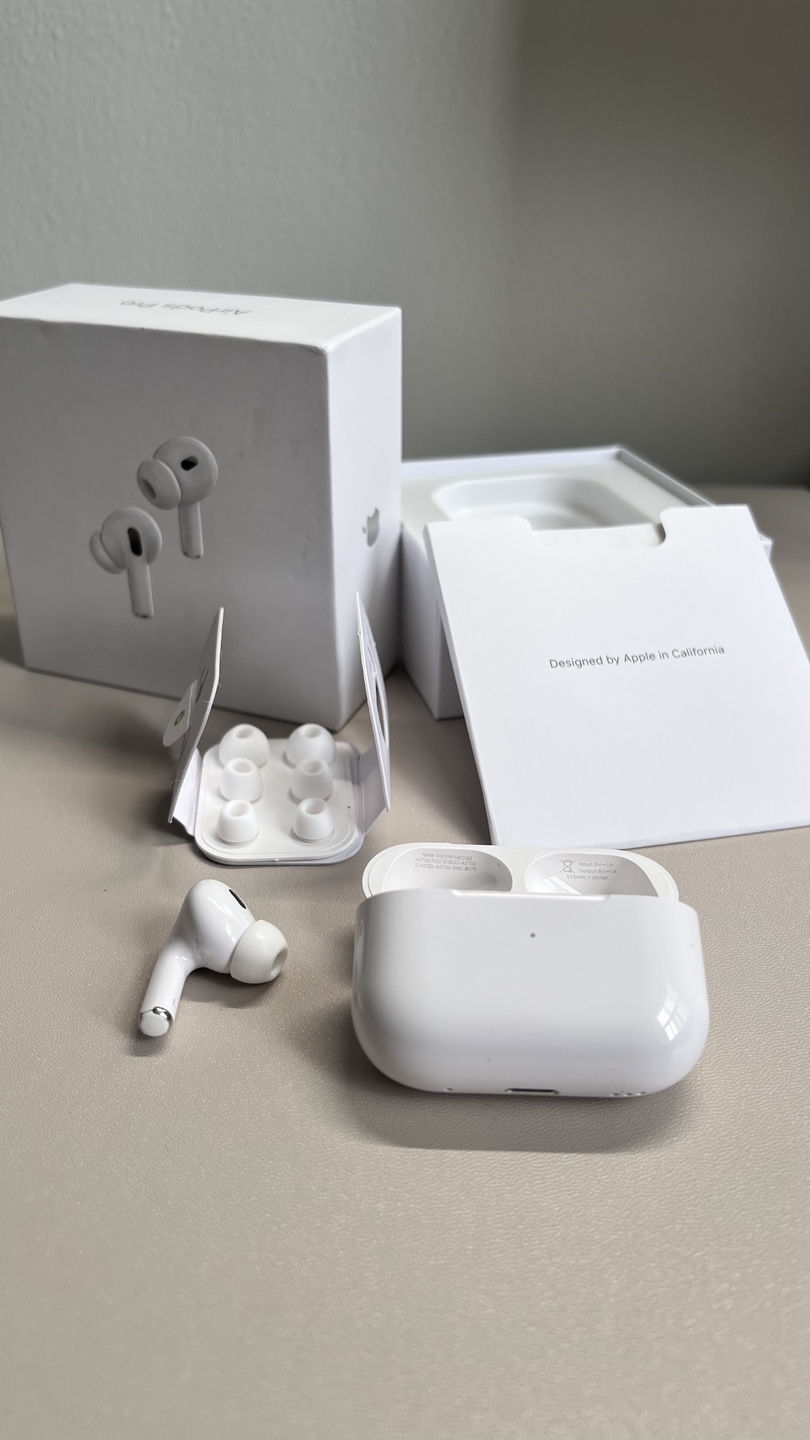 Apple AirPods Pro (2nd Gen)/ Left side and Case