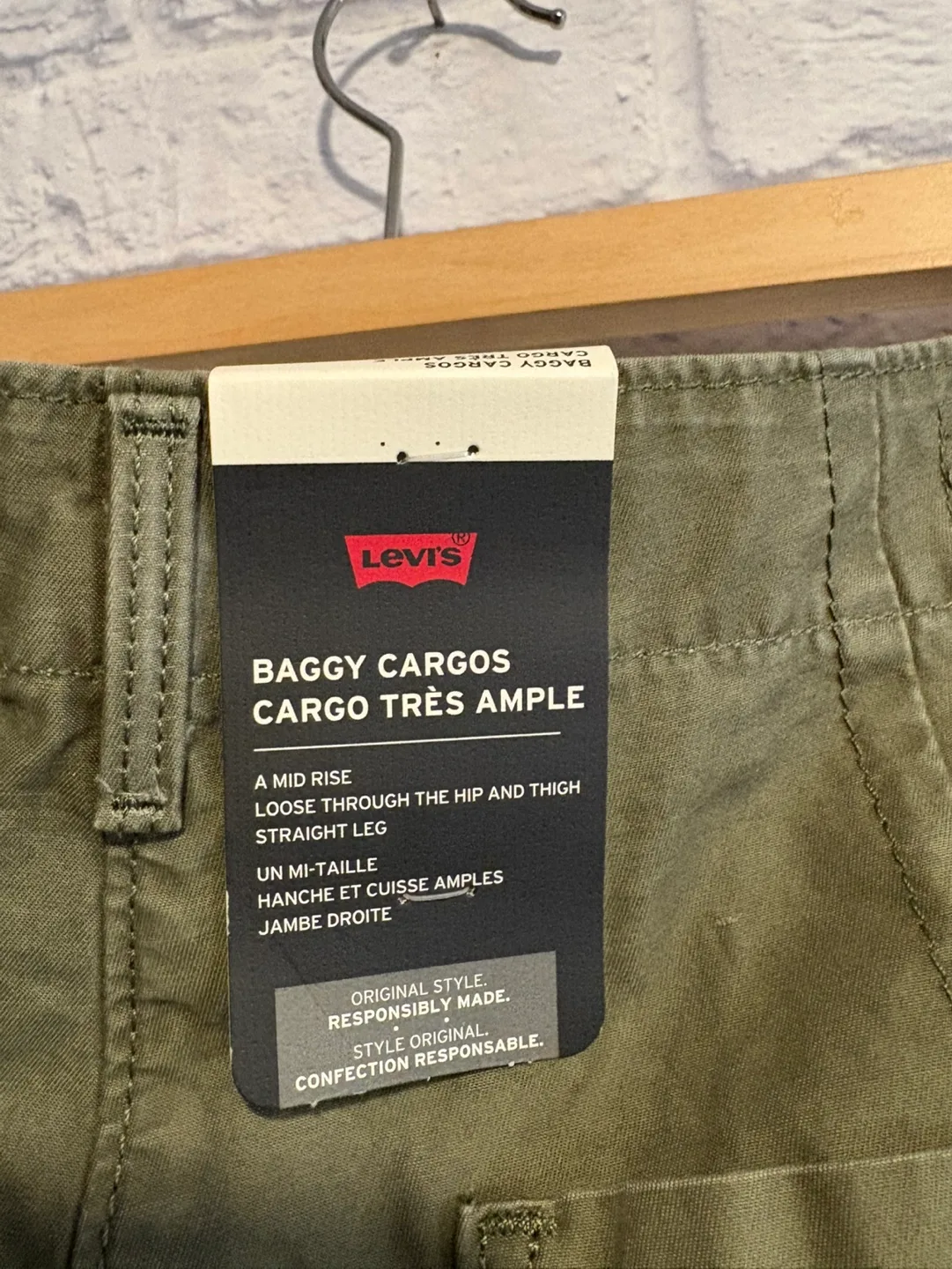 New Women’s Levi’s  Baggy Cargo Pants Size 32*30 image indicator(9)