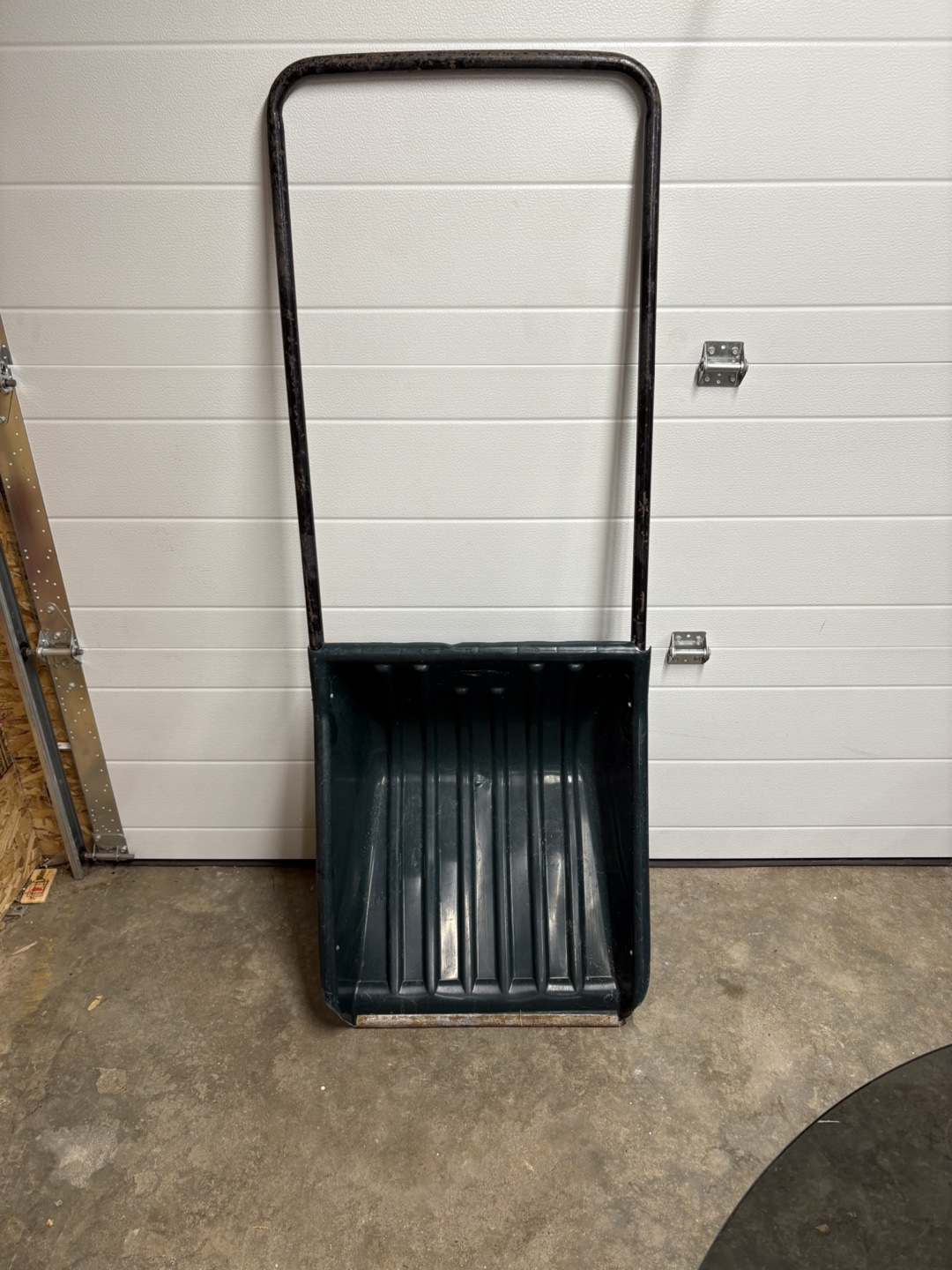 Heavy-duty Snow Shovel with Ergonomic Handle